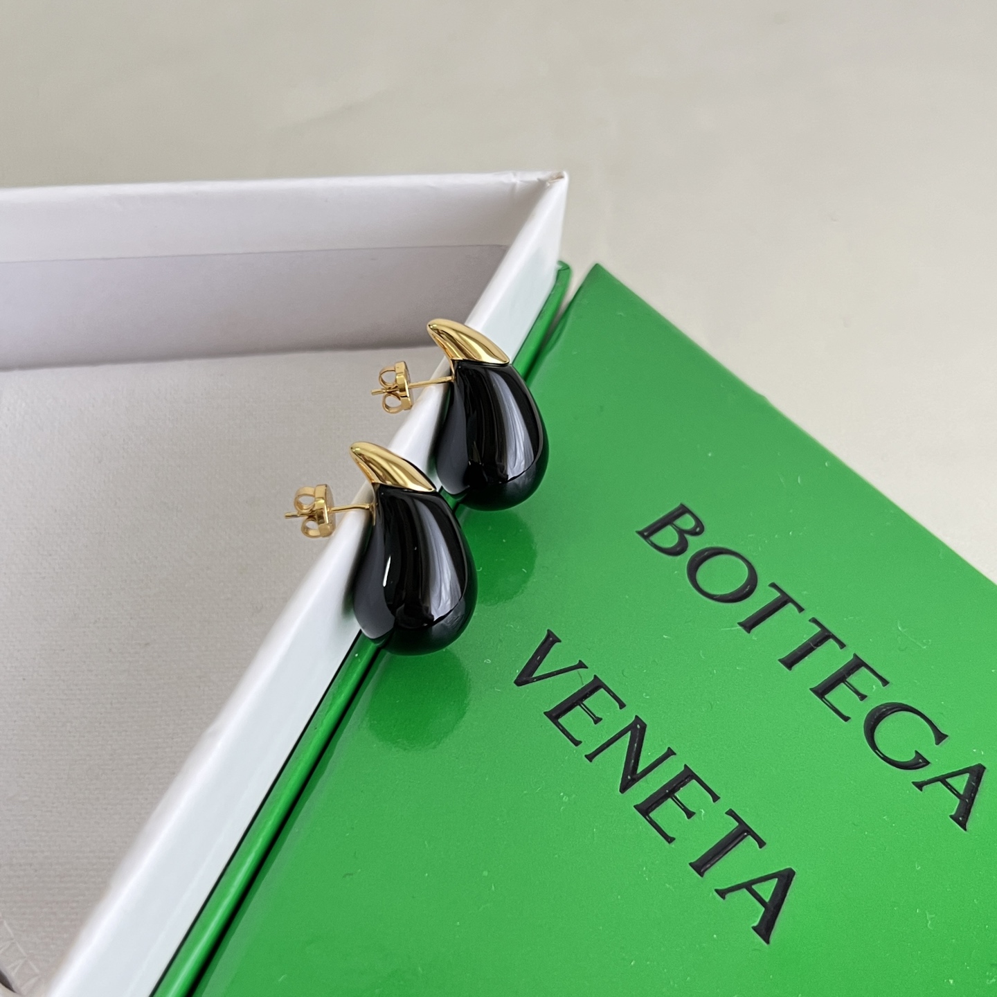 】Bottega Veneta 🆕BV 耳钉  金属感十足  特别特别赞，整体细节非常令人惊喜，设计感十