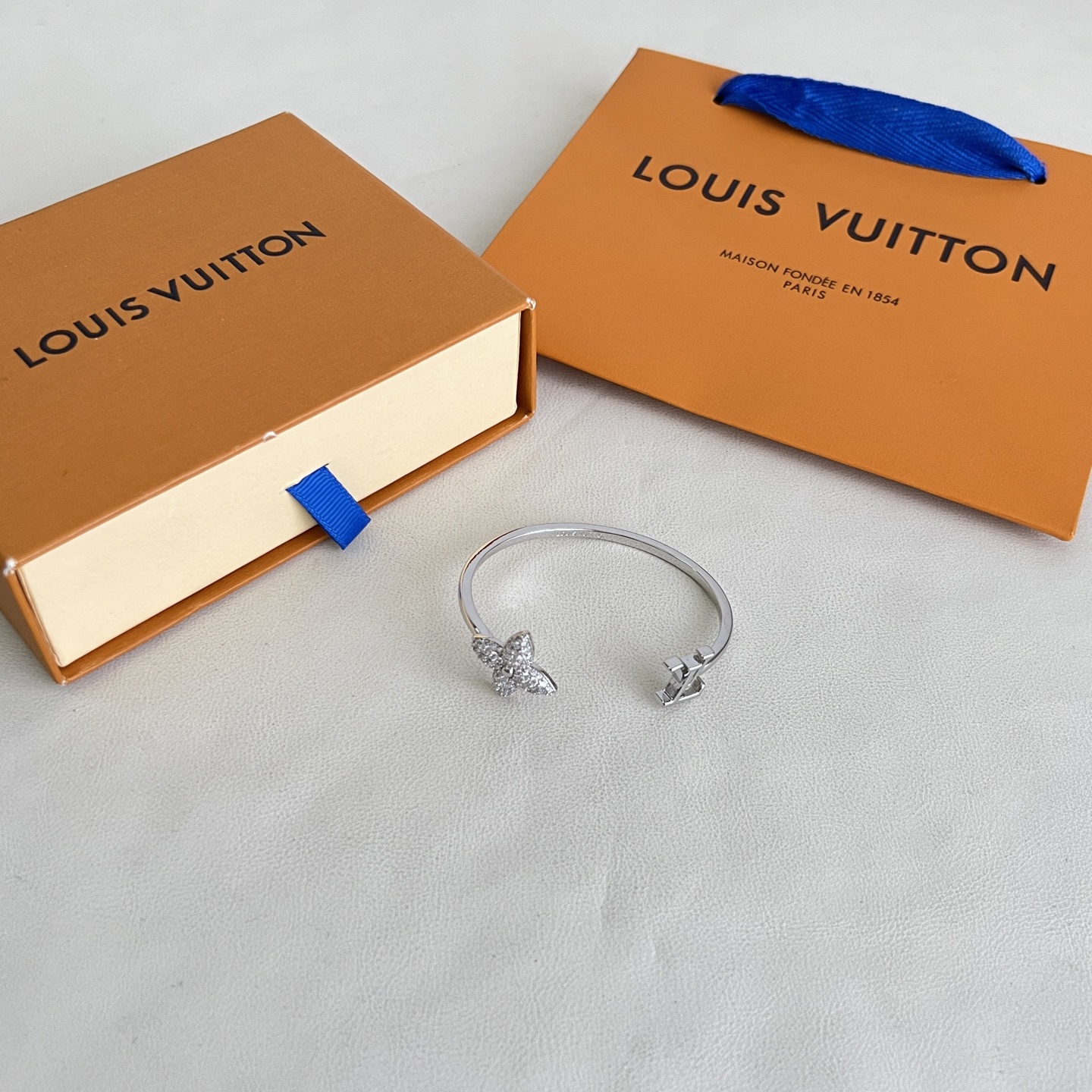 】LV手镯👍原版制作、高版本 厚金电镀✨每一个细节媲美专柜正品，业内仅此一家全世界专柜自购正品打版，这样