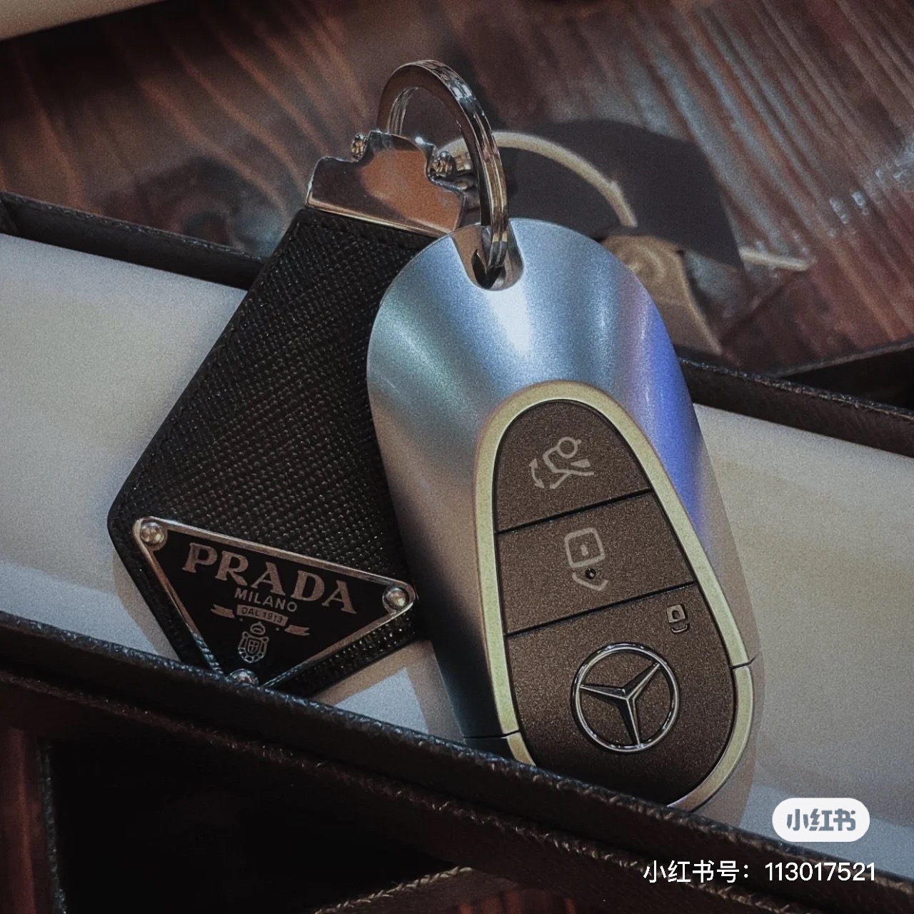】PRADA 普拉达 三角形 钥匙扣 爆款新品 精致耐看 华丽登场，整体细节非常令人惊喜，典雅而时尚，突