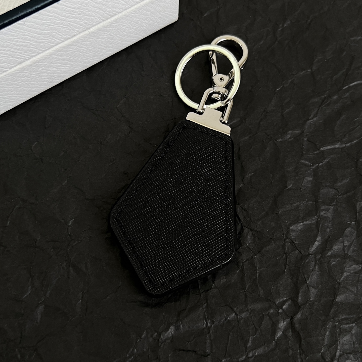 】PRADA 普拉达 三角形 钥匙扣 爆款新品 精致耐看 华丽登场，整体细节非常令人惊喜，典雅而时尚，突