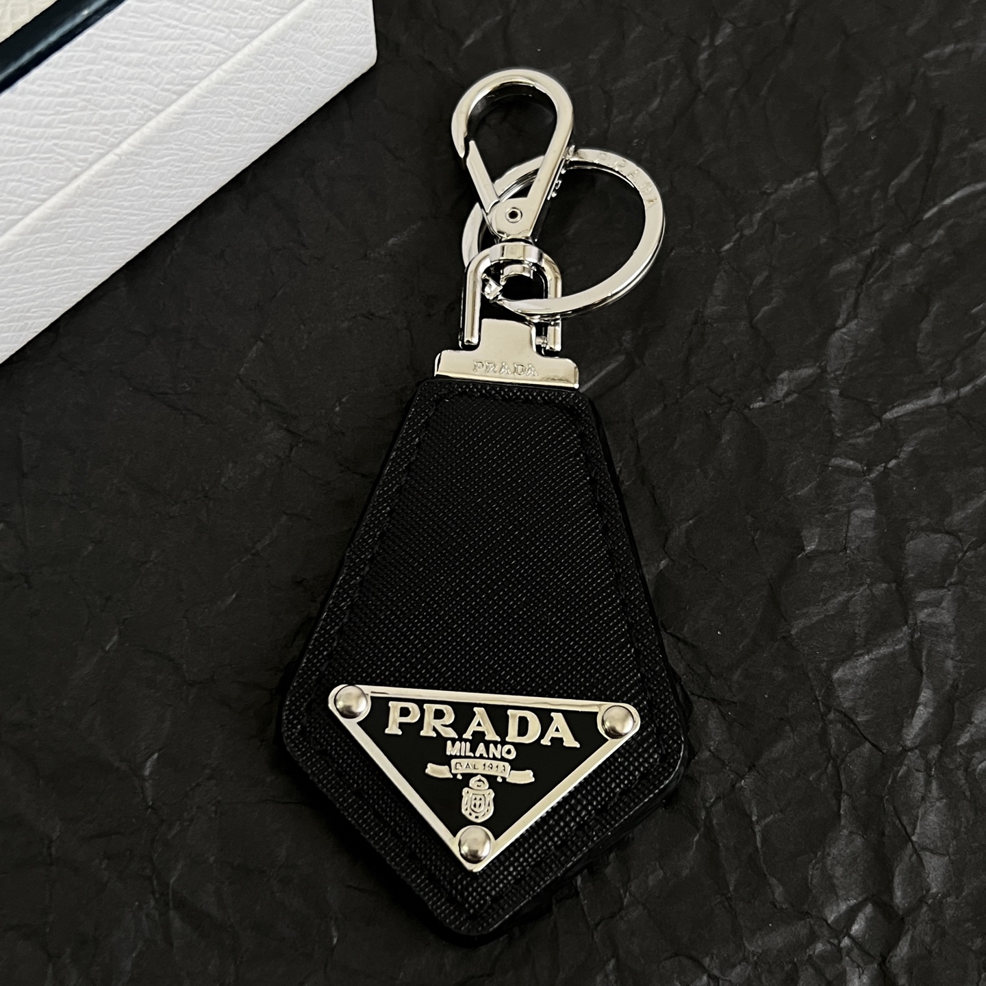 】PRADA 普拉达 三角形 钥匙扣 爆款新品 精致耐看 华丽登场，整体细节非常令人惊喜，典雅而时尚，突