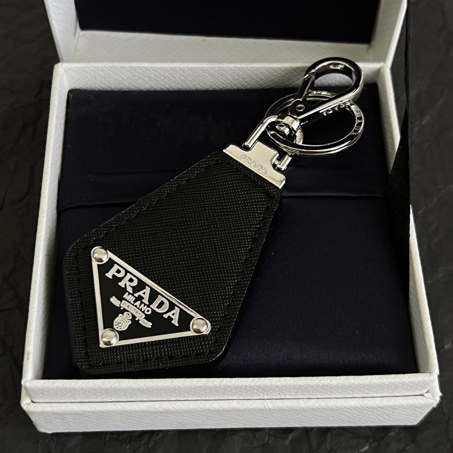 】PRADA 普拉达 三角形 钥匙扣 爆款新品 精致耐看 华丽登场，整体细节非常令人惊喜，典雅而时尚，突
