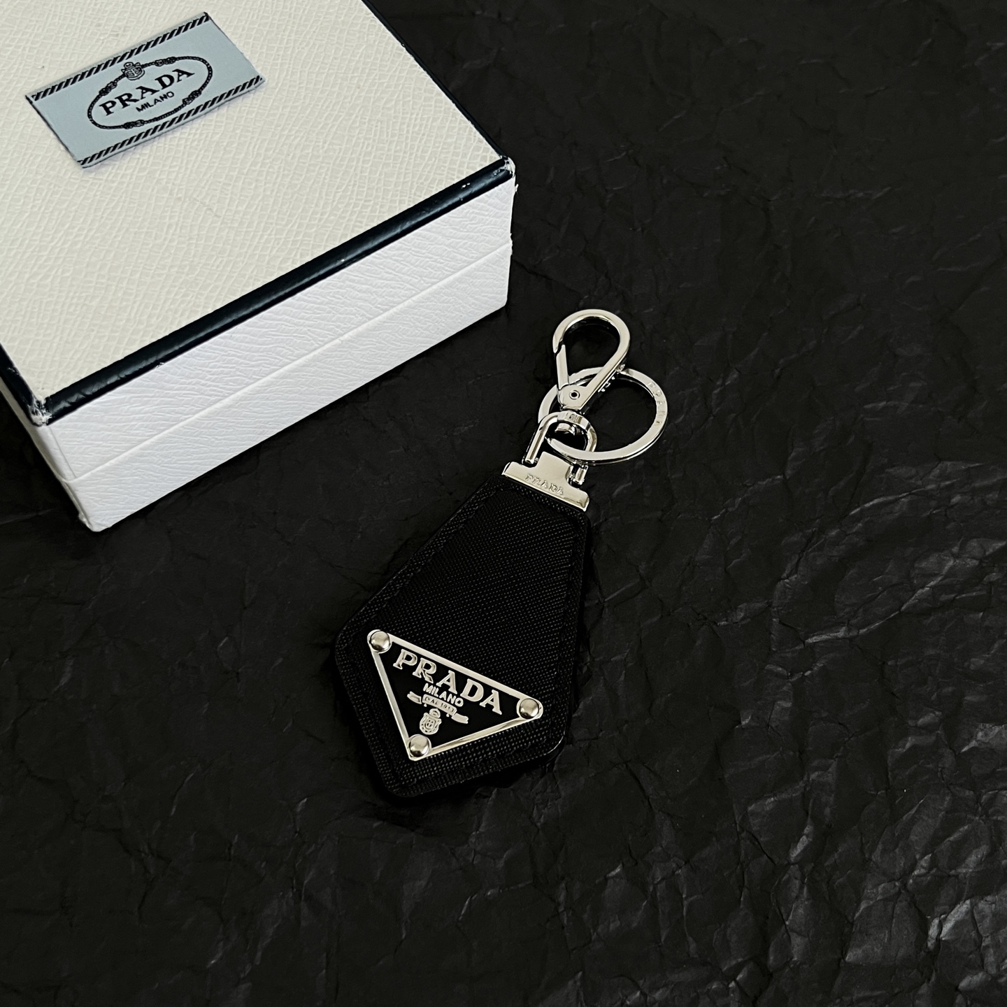 】PRADA 普拉达 三角形 钥匙扣 爆款新品 精致耐看 华丽登场，整体细节非常令人惊喜，典雅而时尚，突