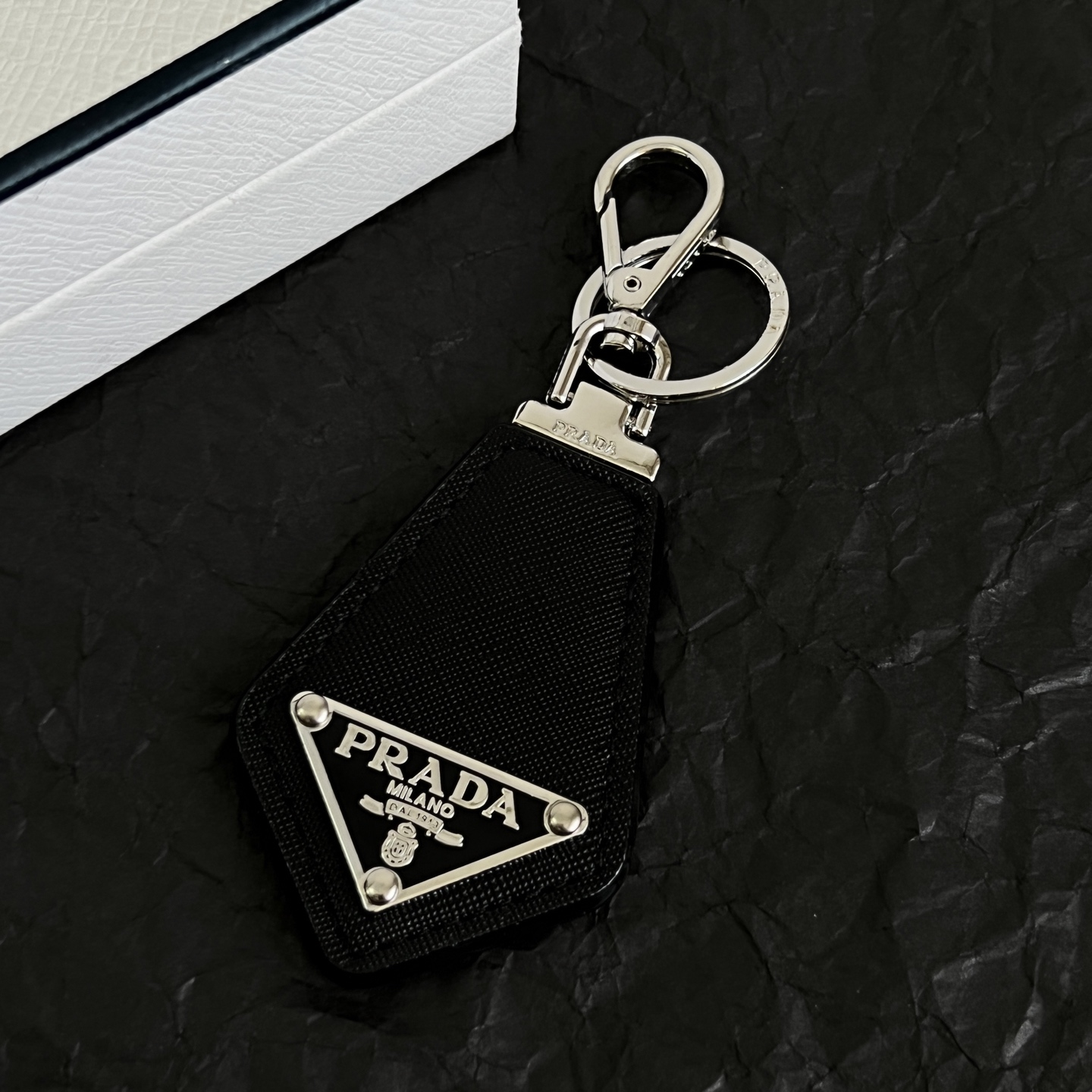 】PRADA 普拉达 三角形 钥匙扣 爆款新品 精致耐看 华丽登场，整体细节非常令人惊喜，典雅而时尚，突