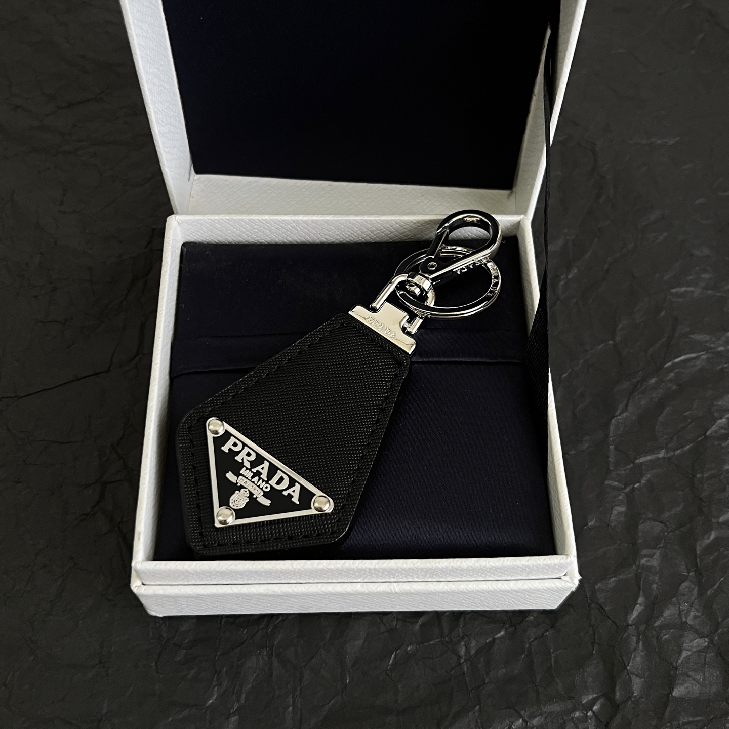 】PRADA 普拉达 三角形 钥匙扣 爆款新品 精致耐看 华丽登场，整体细节非常令人惊喜，典雅而时尚，突