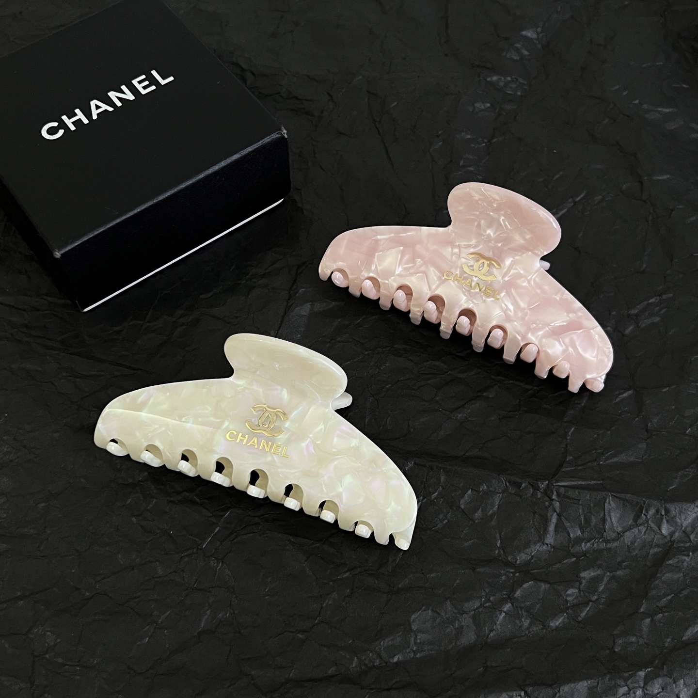 】chaneL 小香中古发夹超洋气的古铜色  配上经典双C家抓夹夹  简直颜值爆棚 🤎太喜欢了  强推 