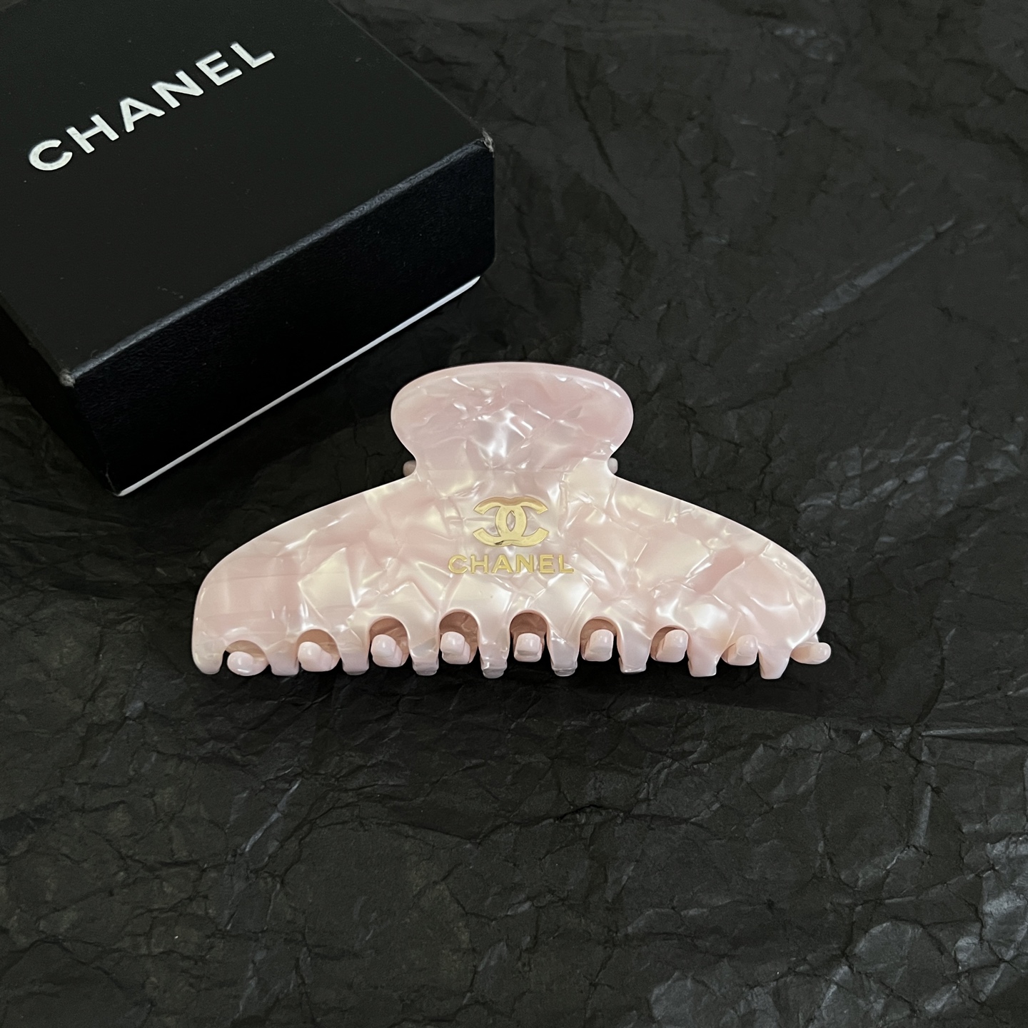 】chaneL 小香中古发夹超洋气的古铜色  配上经典双C家抓夹夹  简直颜值爆棚 🤎太喜欢了  强推 