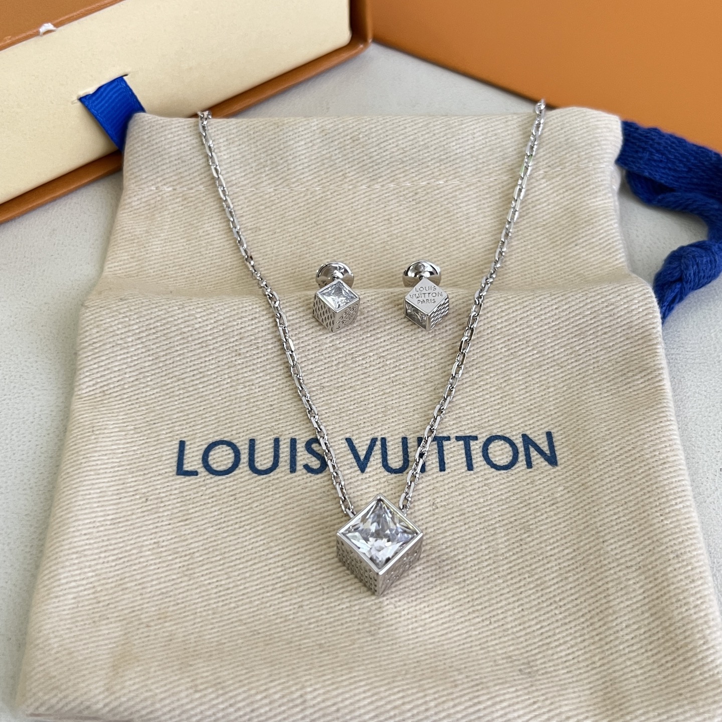 】原单货 LV 耳钉🔹🔹Louis Vuitton 路易威登 🔹专柜一致材质 火爆款出货 设计独特 复古