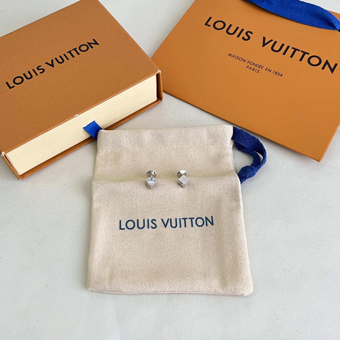】原单货 LV 耳钉🔹🔹Louis Vuitton 路易威登 🔹专柜一致材质 火爆款出货 设计独特 复古