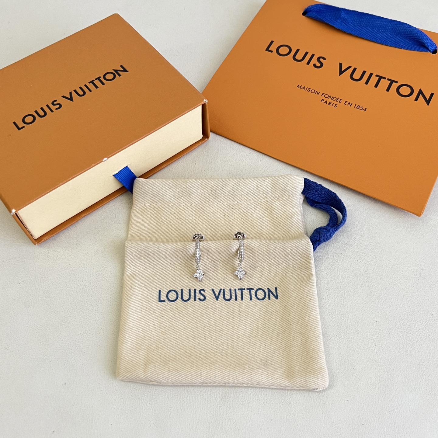】原单货 LV 耳钉🔹🔹Louis Vuitton 路易威登 🔹专柜一致材质 火爆款出货 设计独特 复古