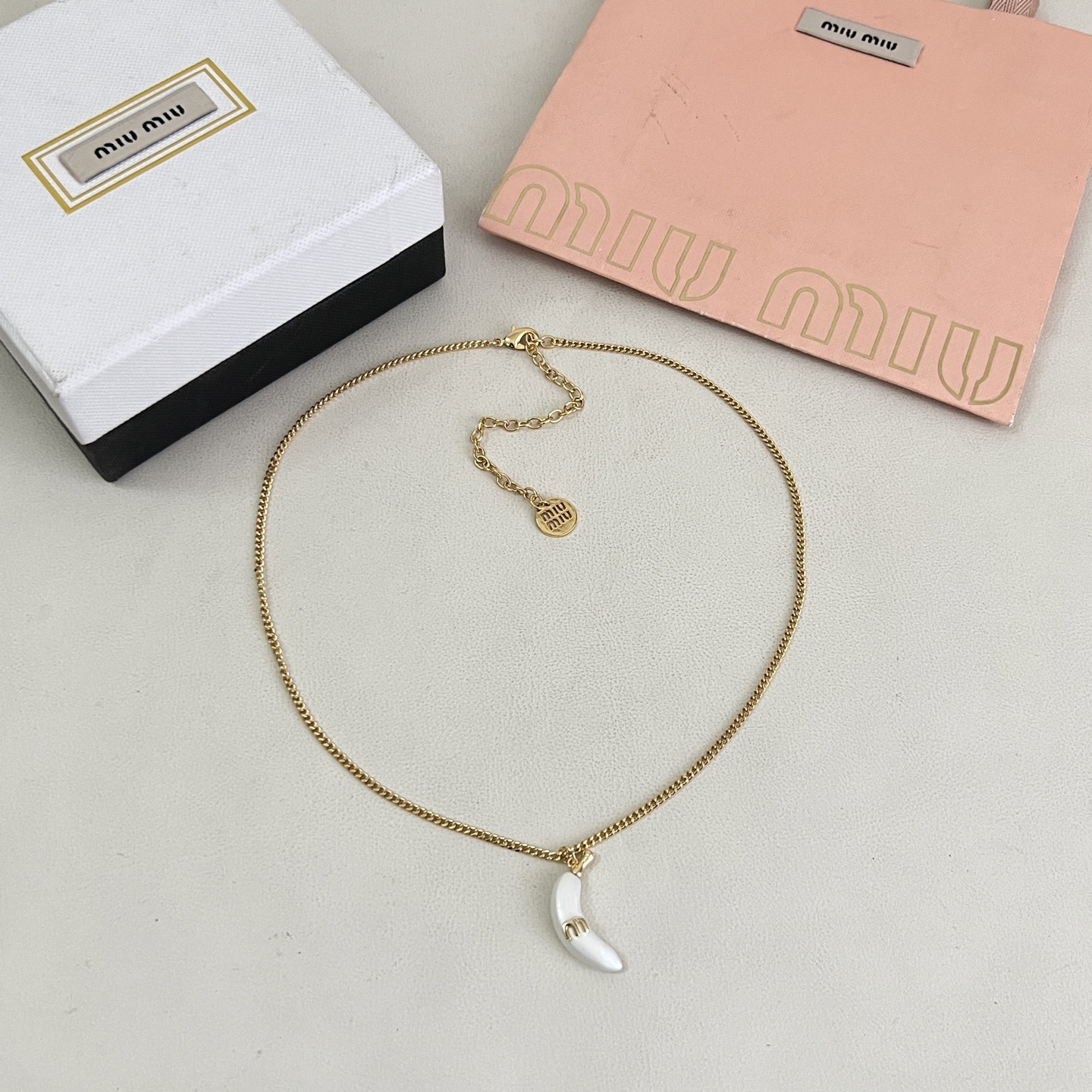 】miumiu 项链，设计感满满的小巧精致非常百搭。