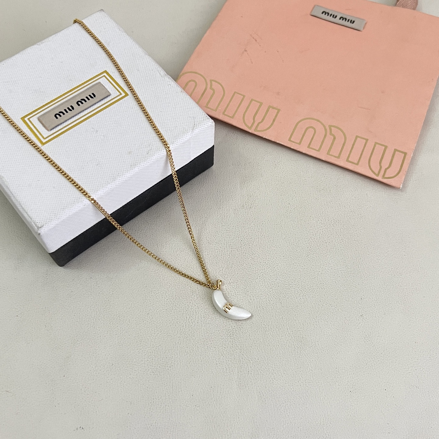 】miumiu 项链，设计感满满的小巧精致非常百搭。