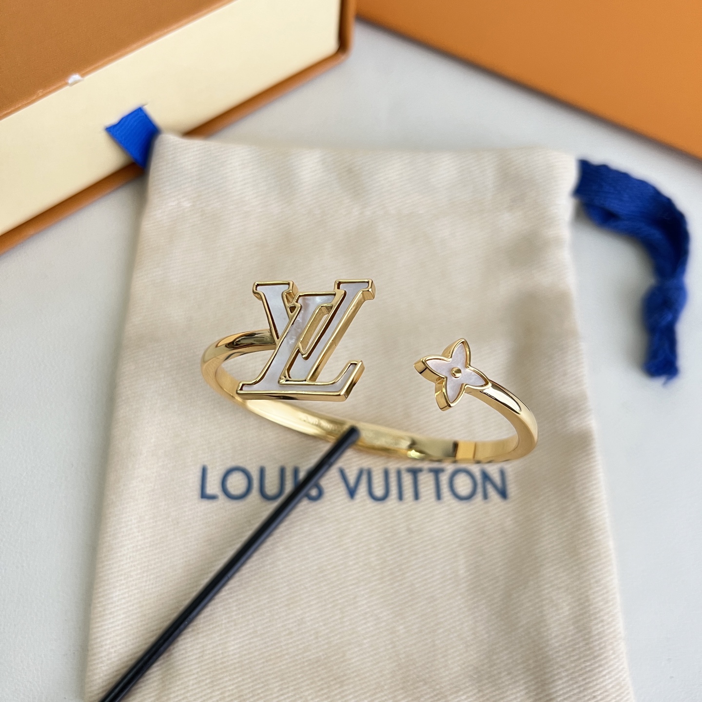 】LV手镯👍原版制作、高版本 厚金电镀✨每一个细节媲美专柜正品，业内仅此一家全世界专柜自购正品打版，这样