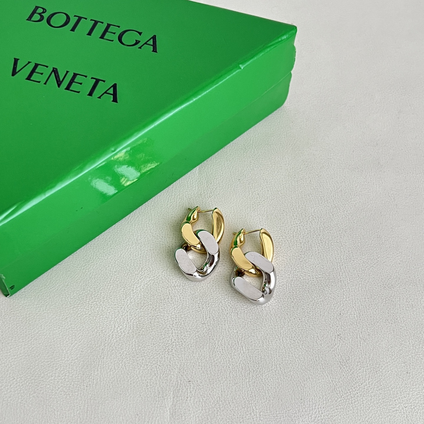 】Bottega Veneta 🆕BV耳环  金属感十足  特别特别赞，整体细节非常令人惊喜，设计感十足