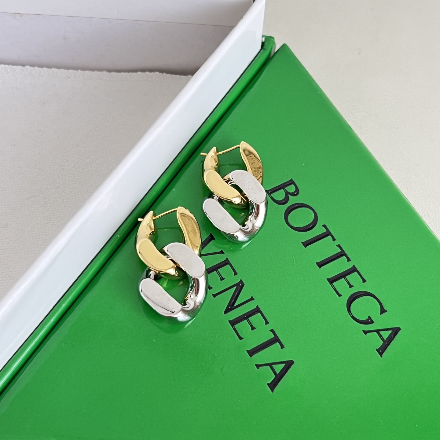 】Bottega Veneta 🆕BV耳环  金属感十足  特别特别赞，整体细节非常令人惊喜，设计感十足