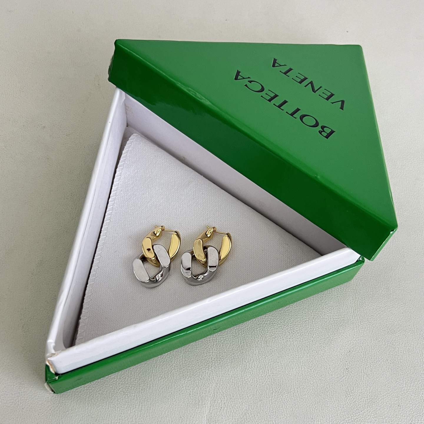】Bottega Veneta 🆕BV耳环  金属感十足  特别特别赞，整体细节非常令人惊喜，设计感十足