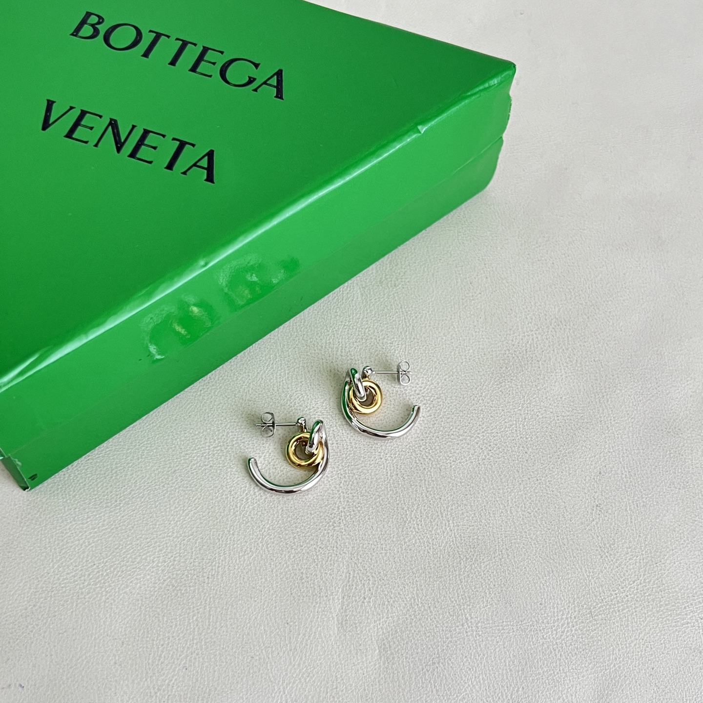 】Bottega Veneta 🆕BV耳钉  金属感十足  特别特别赞，整体细节非常令人惊喜，设计感十足
