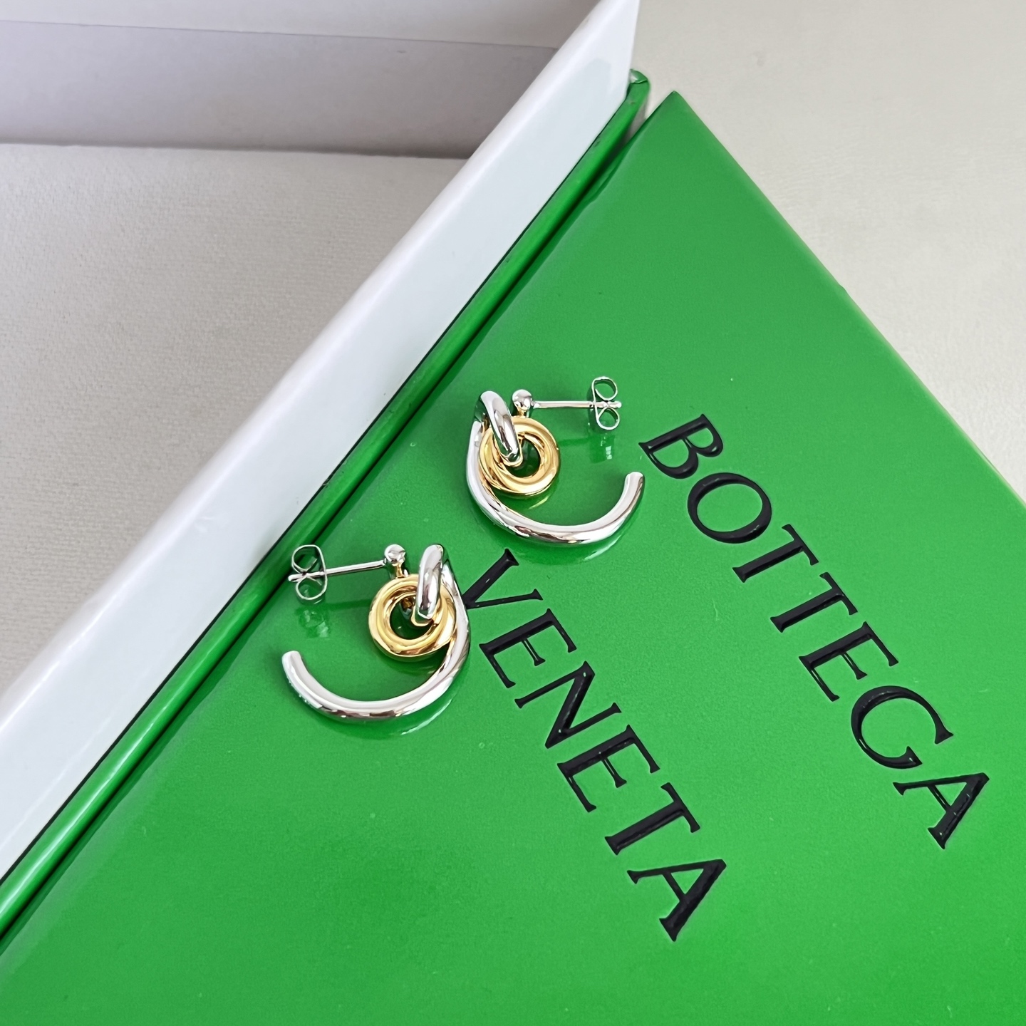 】Bottega Veneta 🆕BV耳钉  金属感十足  特别特别赞，整体细节非常令人惊喜，设计感十足