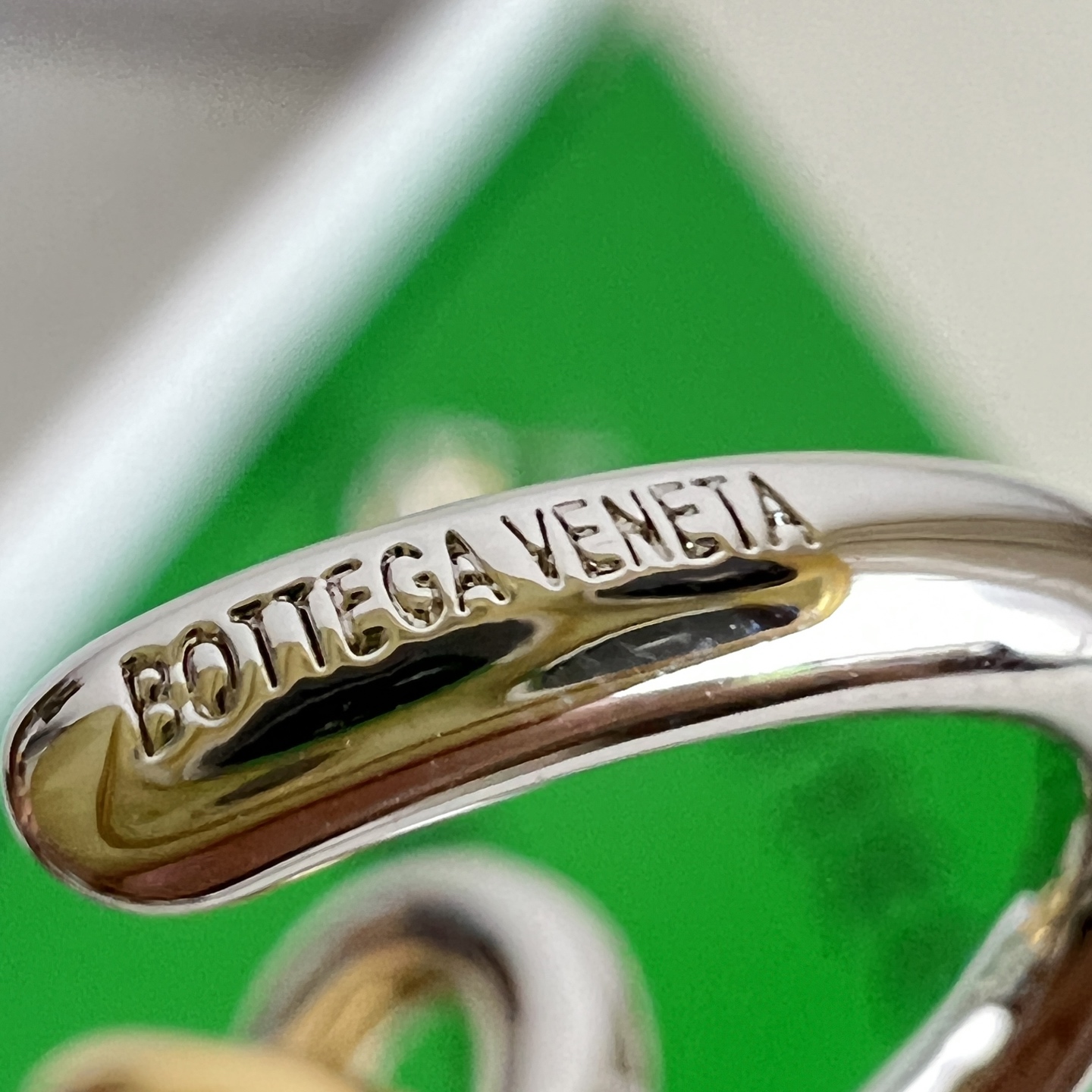 】Bottega Veneta 🆕BV耳钉  金属感十足  特别特别赞，整体细节非常令人惊喜，设计感十足