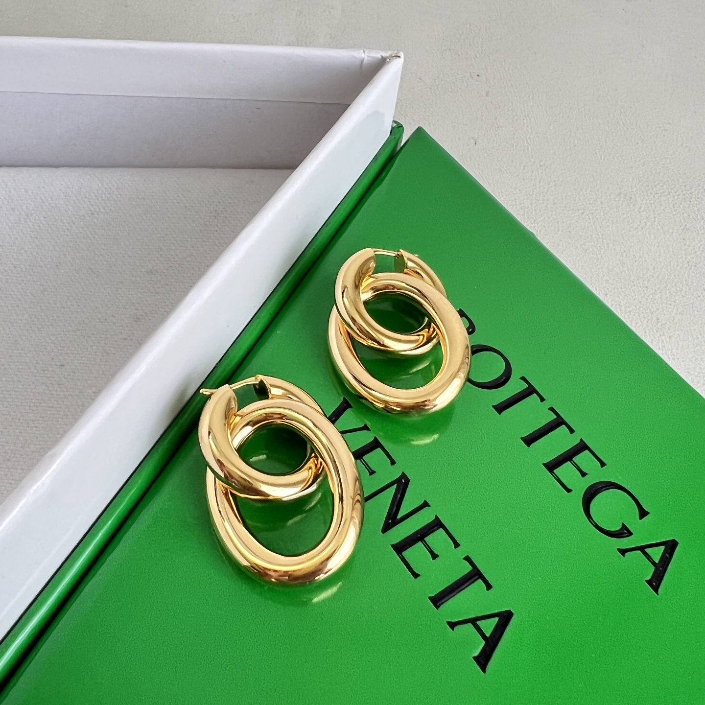 】Bottega Veneta 🆕BV 耳环  金属感十足  特别特别赞，整体细节非常令人惊喜，设计感十