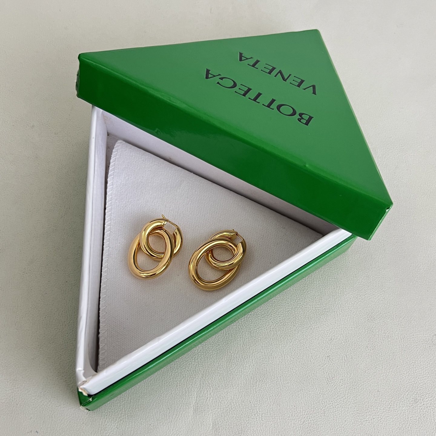 】Bottega Veneta 🆕BV 耳环  金属感十足  特别特别赞，整体细节非常令人惊喜，设计感十