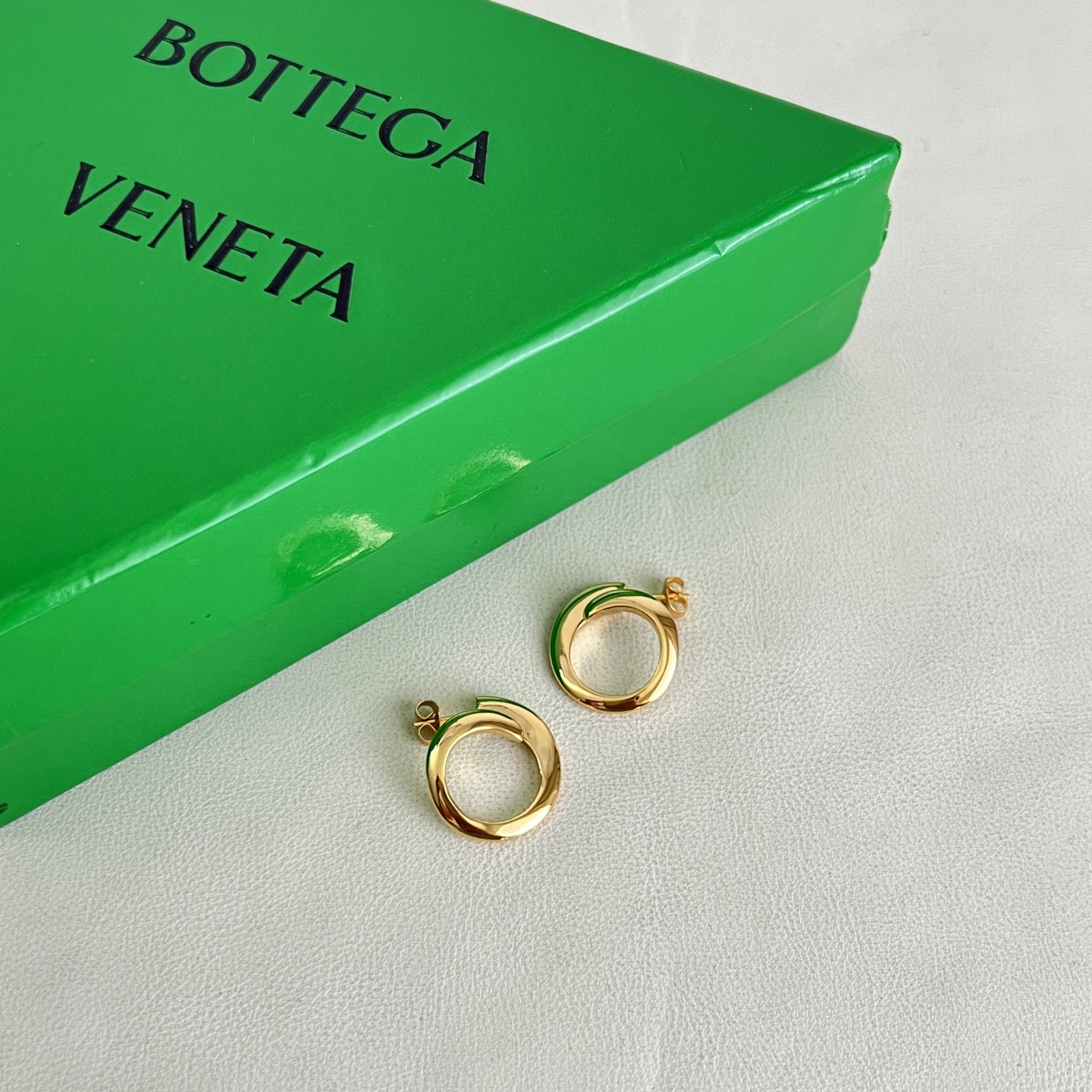 】Bottega Veneta 🆕BV 耳钉  金属感十足  特别特别赞，整体细节非常令人惊喜，设计感十