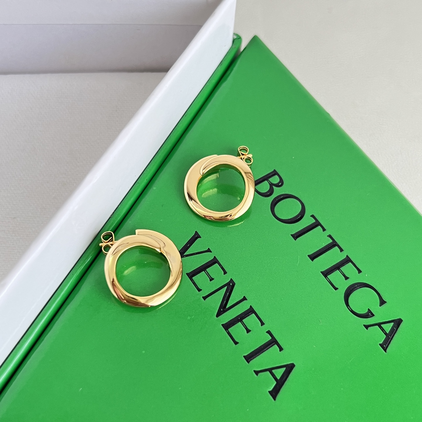 】Bottega Veneta 🆕BV 耳钉  金属感十足  特别特别赞，整体细节非常令人惊喜，设计感十