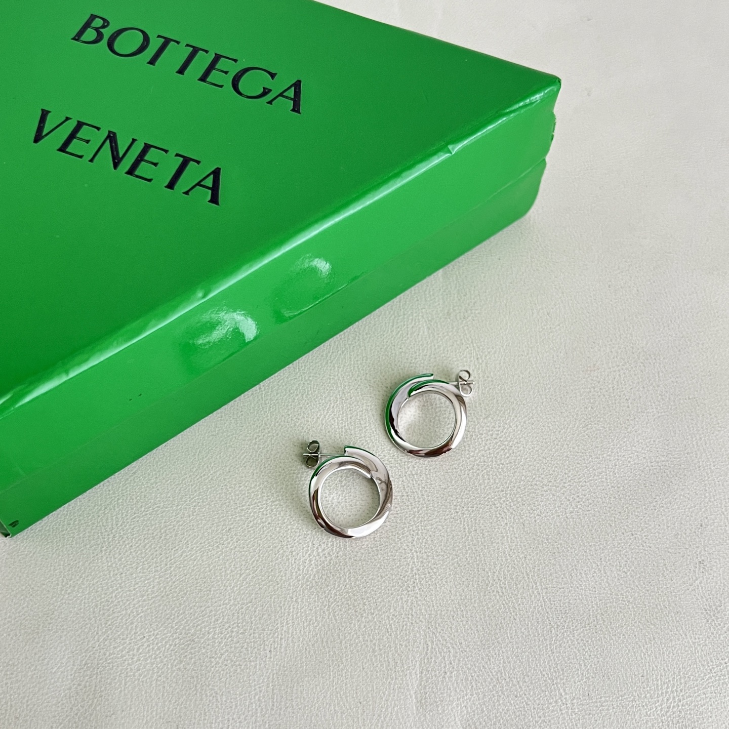 】Bottega Veneta 🆕BV 耳钉  金属感十足  特别特别赞，整体细节非常令人惊喜，设计感十