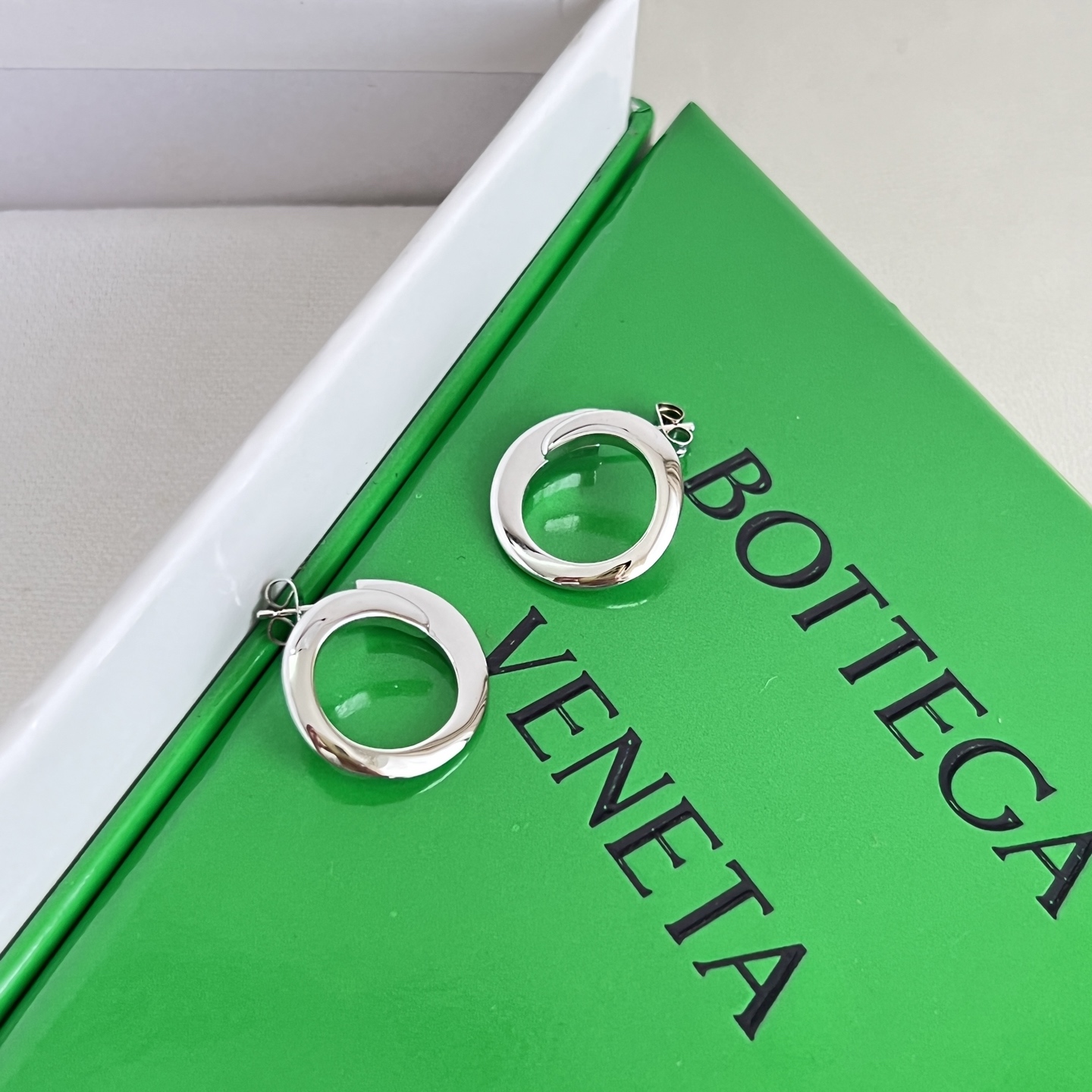 】Bottega Veneta 🆕BV 耳钉  金属感十足  特别特别赞，整体细节非常令人惊喜，设计感十