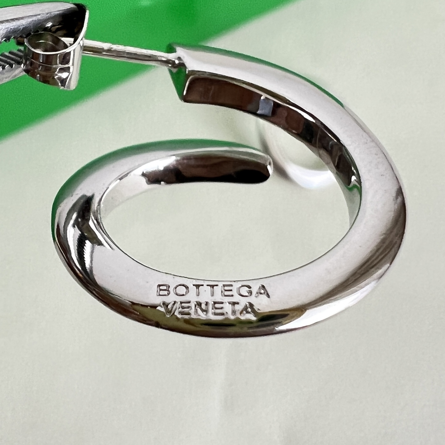 】Bottega Veneta 🆕BV 耳钉  金属感十足  特别特别赞，整体细节非常令人惊喜，设计感十
