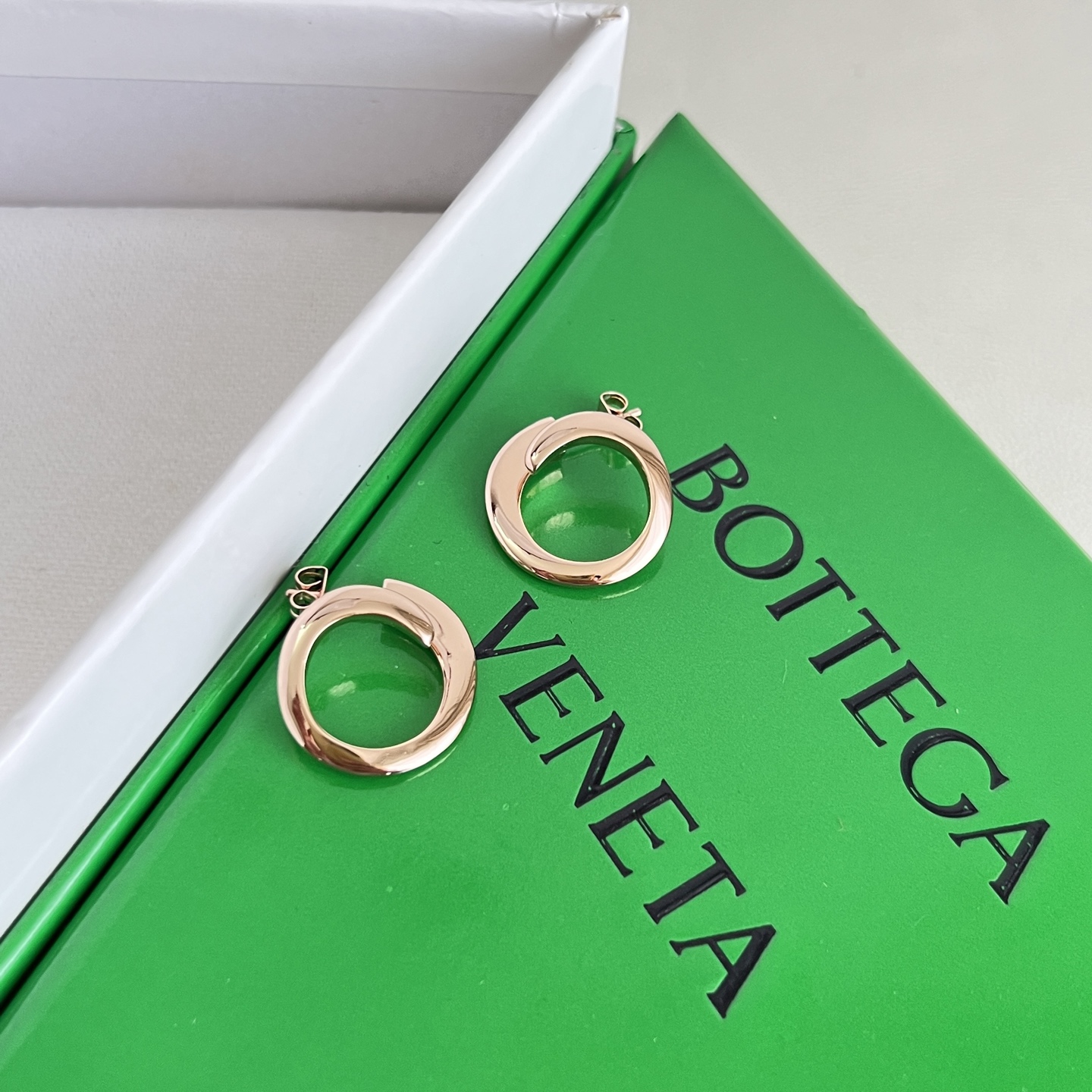】Bottega Veneta 🆕BV 耳钉  金属感十足  特别特别赞，整体细节非常令人惊喜，设计感十