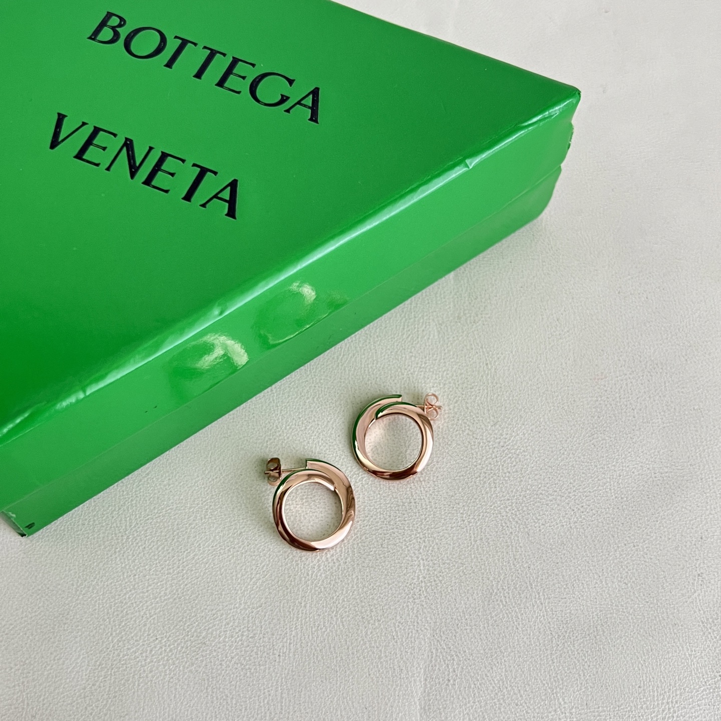 】Bottega Veneta 🆕BV 耳钉  金属感十足  特别特别赞，整体细节非常令人惊喜，设计感十