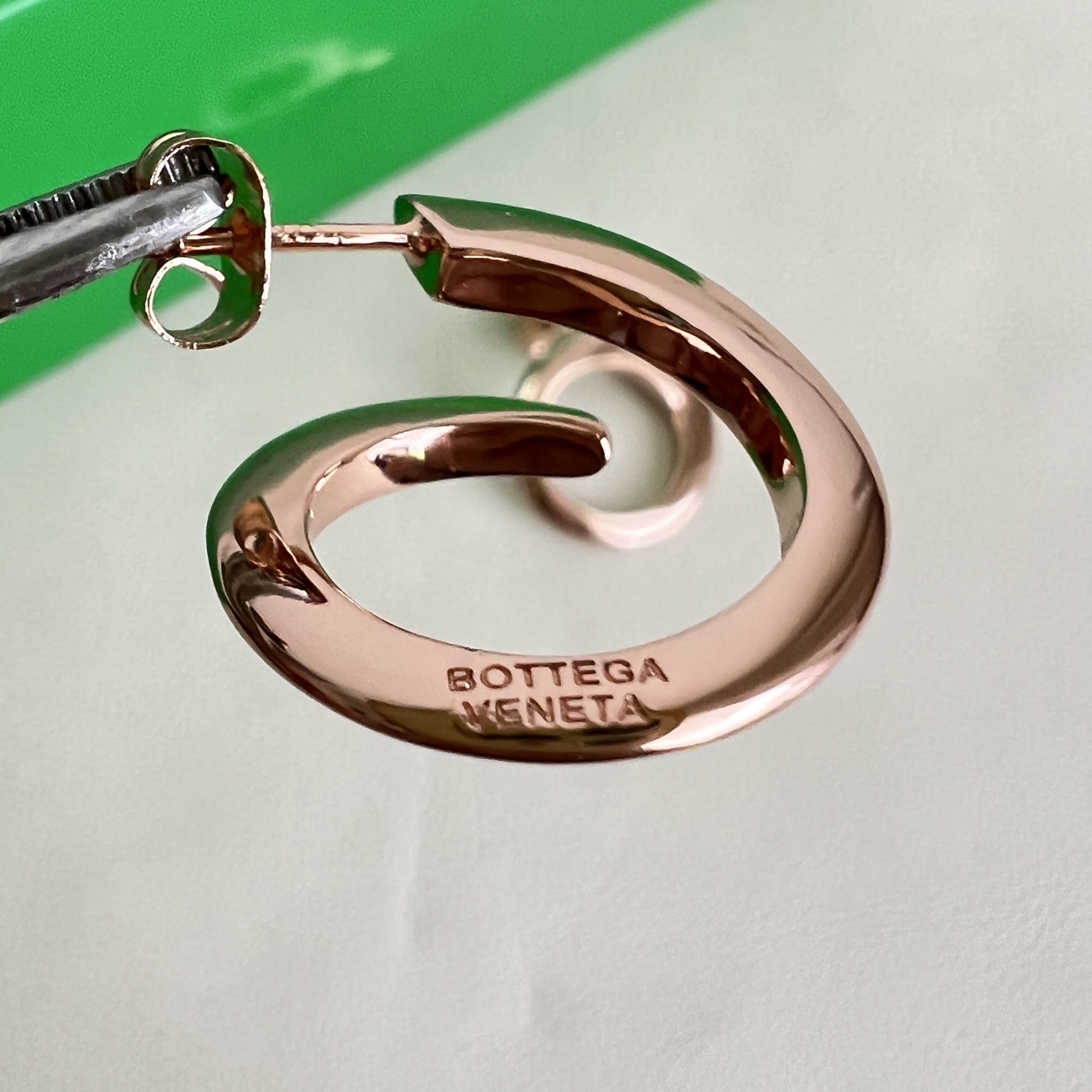 】Bottega Veneta 🆕BV 耳钉  金属感十足  特别特别赞，整体细节非常令人惊喜，设计感十