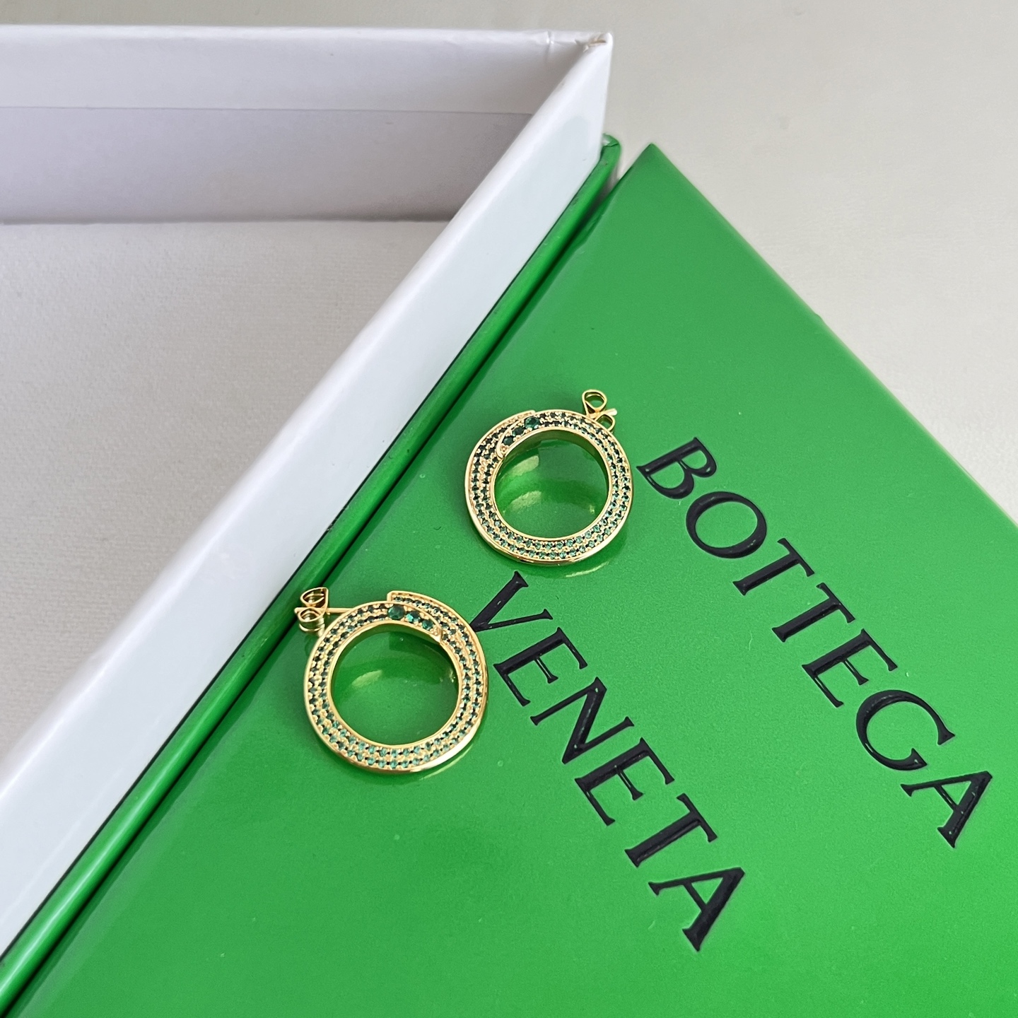 】Bottega Veneta 🆕BV 耳钉  金属感十足  特别特别赞，整体细节非常令人惊喜，设计感十