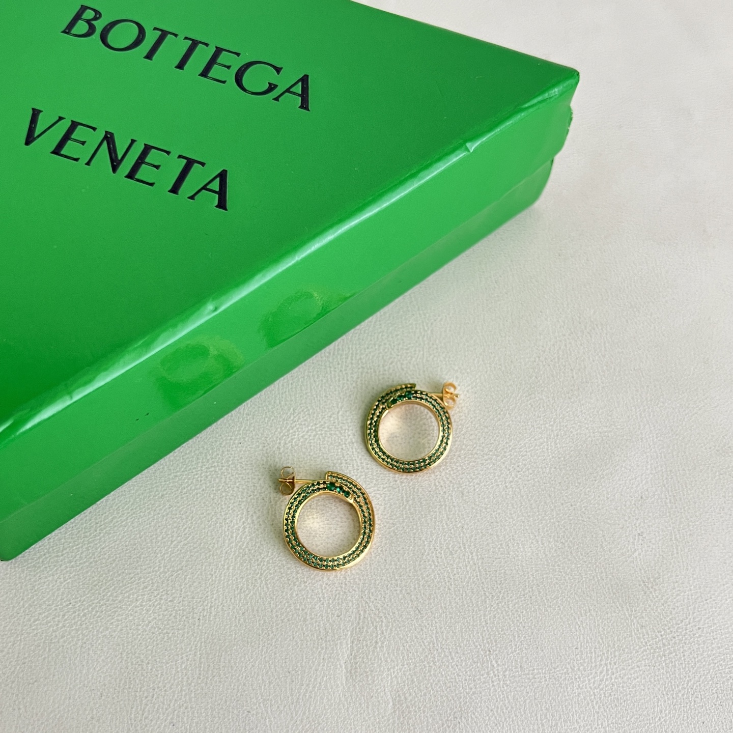 】Bottega Veneta 🆕BV 耳钉  金属感十足  特别特别赞，整体细节非常令人惊喜，设计感十
