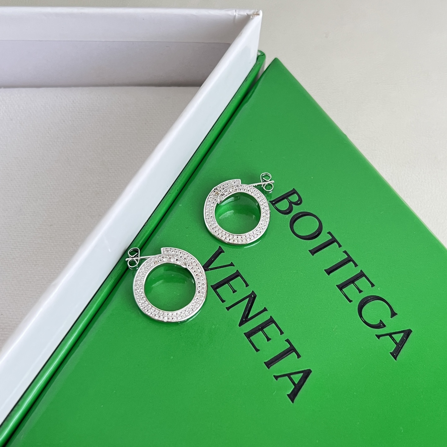 】Bottega Veneta 🆕BV 耳钉  金属感十足  特别特别赞，整体细节非常令人惊喜，设计感十