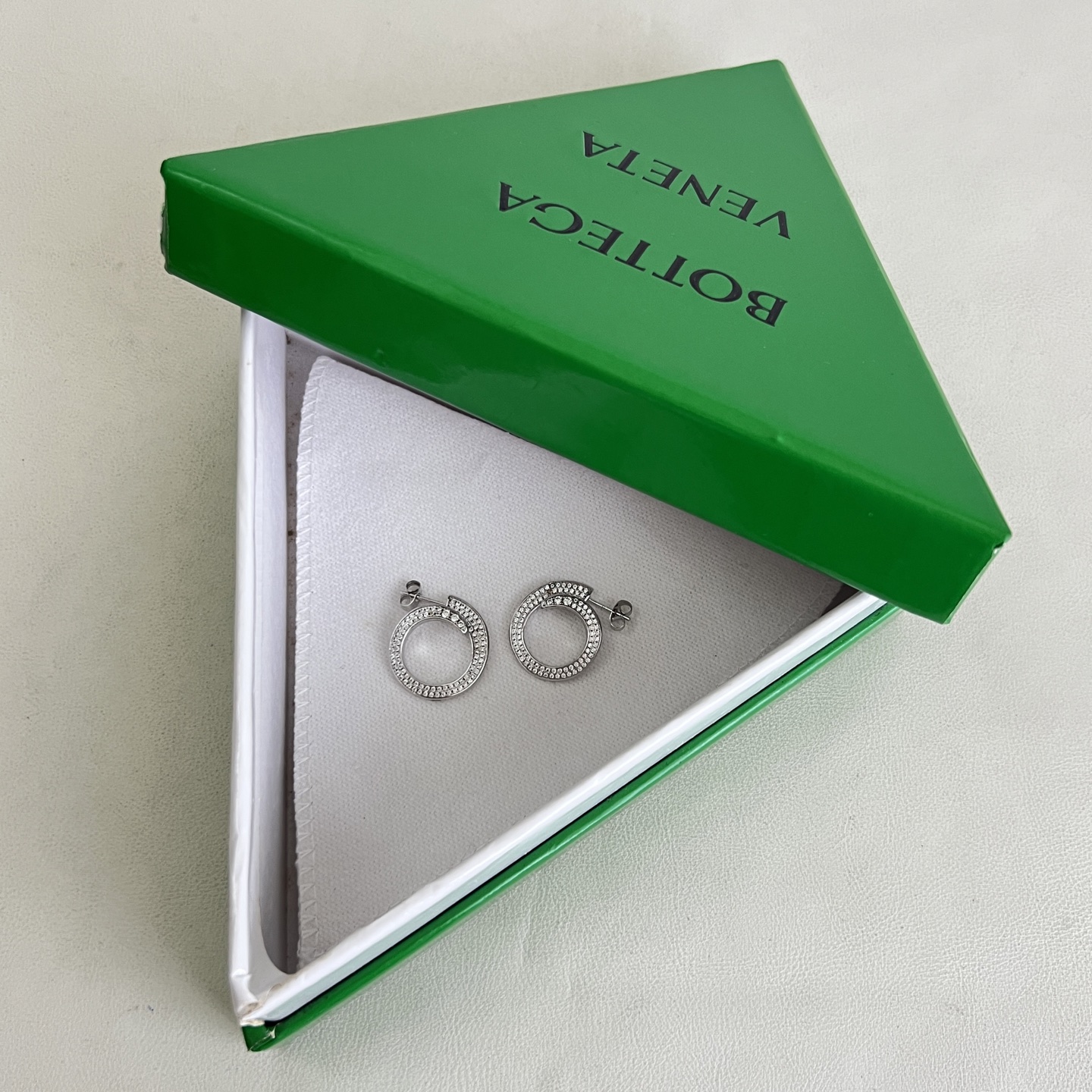 】Bottega Veneta 🆕BV 耳钉  金属感十足  特别特别赞，整体细节非常令人惊喜，设计感十