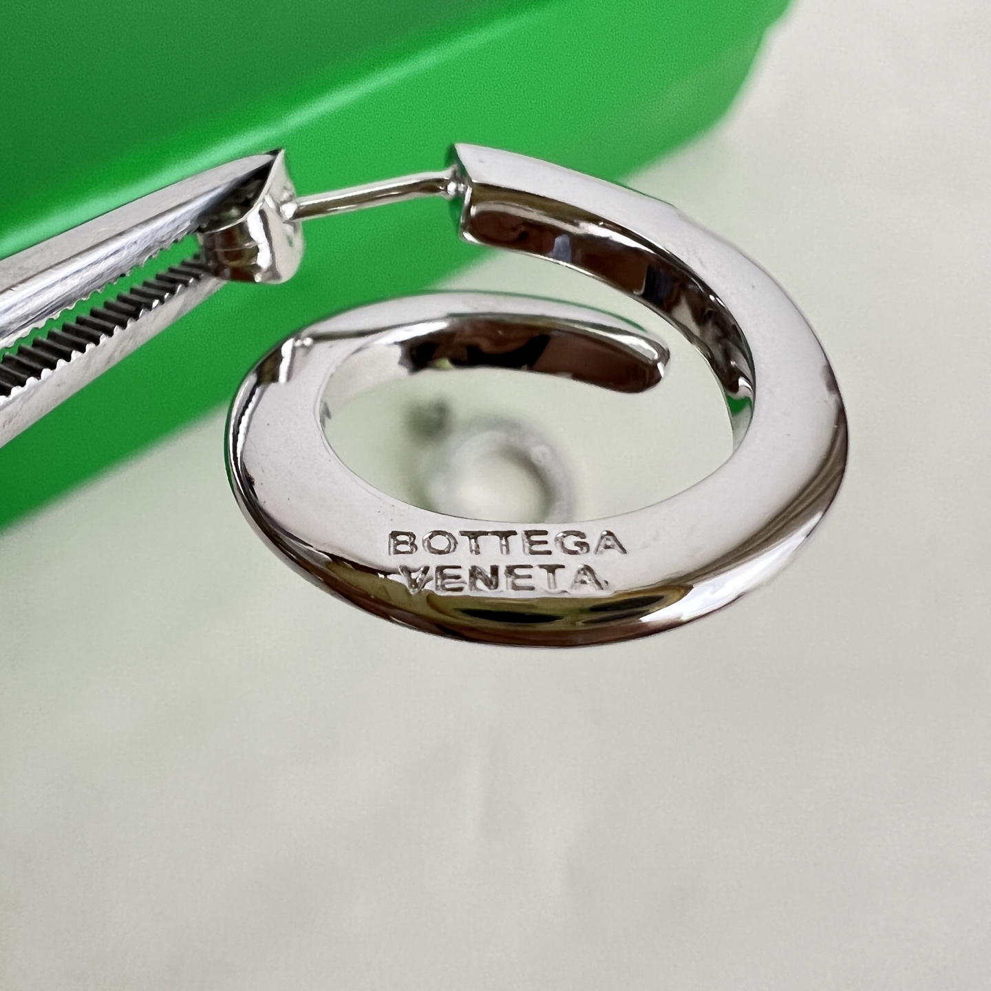 】Bottega Veneta 🆕BV 耳钉  金属感十足  特别特别赞，整体细节非常令人惊喜，设计感十