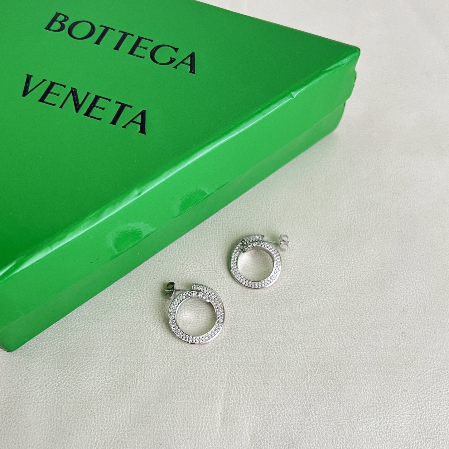 】Bottega Veneta 🆕BV 耳钉  金属感十足  特别特别赞，整体细节非常令人惊喜，设计感十