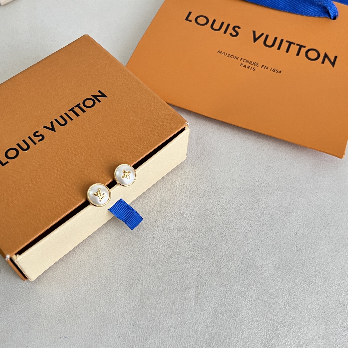 】原单货 LV 耳钉🔹🔹Louis Vuitton 路易威登 🔹专柜一致材质 火爆款出货 设计独特 复古