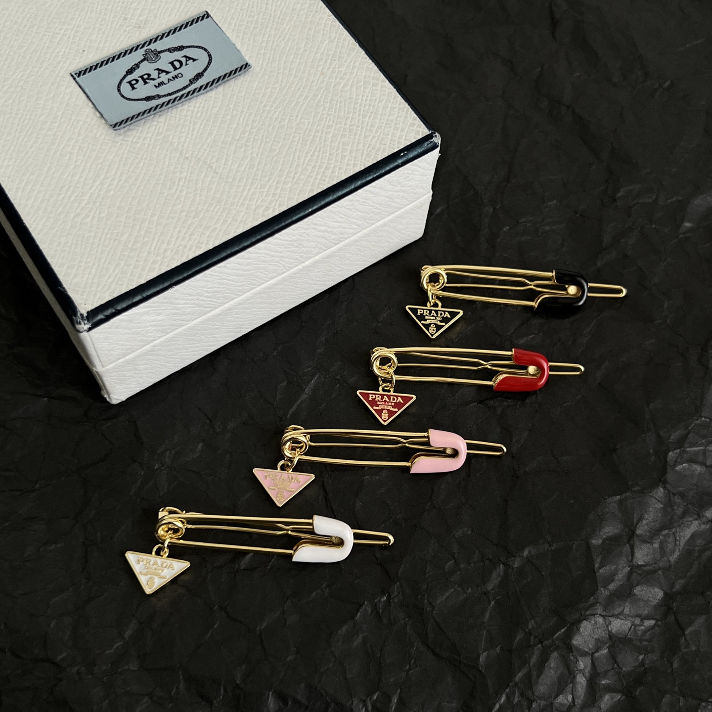 】PRADA 普拉达 发夹 爆款新品 精致耐看 华丽登场，整体细节非常令人惊喜，典雅而时尚，突显法式高雅