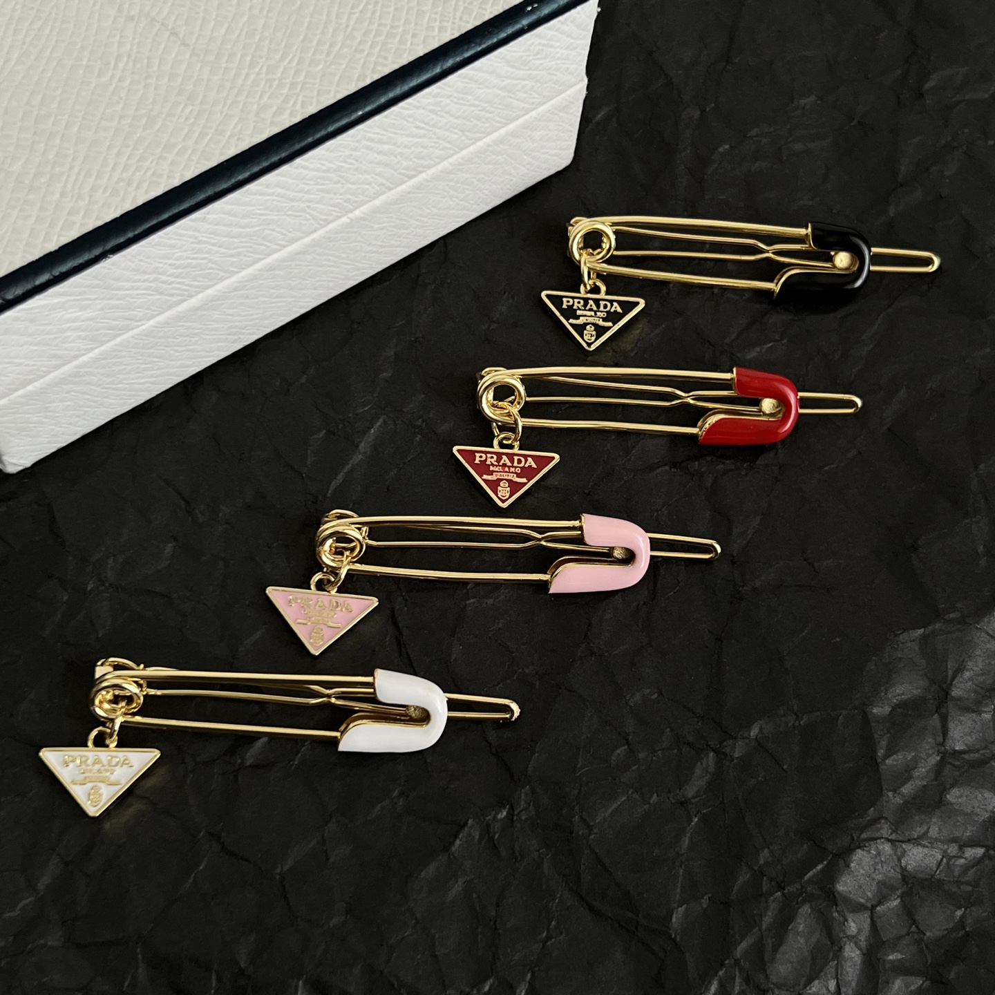 】PRADA 普拉达 发夹 爆款新品 精致耐看 华丽登场，整体细节非常令人惊喜，典雅而时尚，突显法式高雅