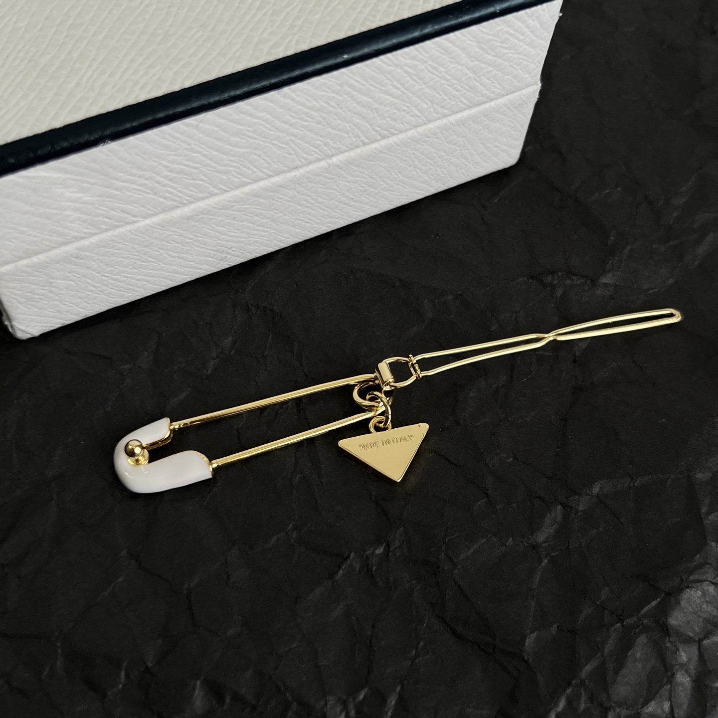 】PRADA 普拉达 发夹 爆款新品 精致耐看 华丽登场，整体细节非常令人惊喜，典雅而时尚，突显法式高雅