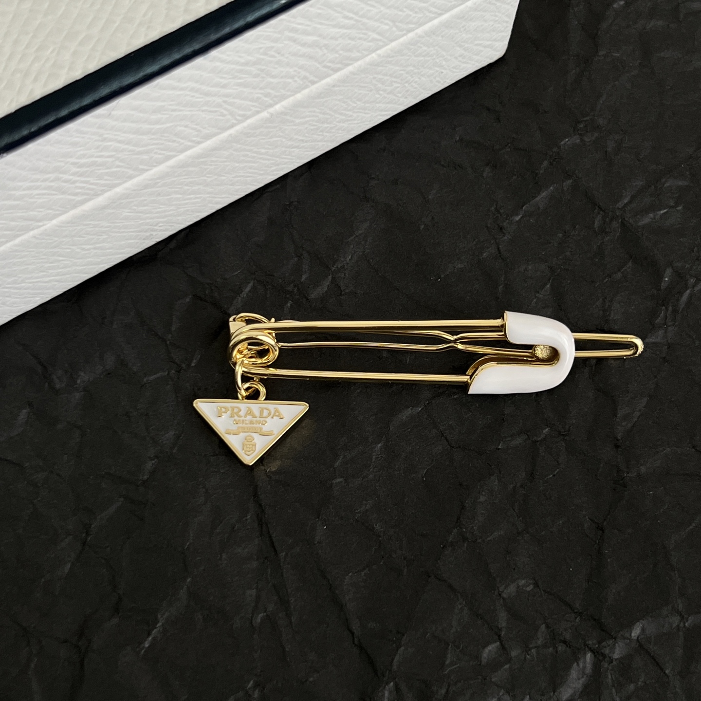 】PRADA 普拉达 发夹 爆款新品 精致耐看 华丽登场，整体细节非常令人惊喜，典雅而时尚，突显法式高雅