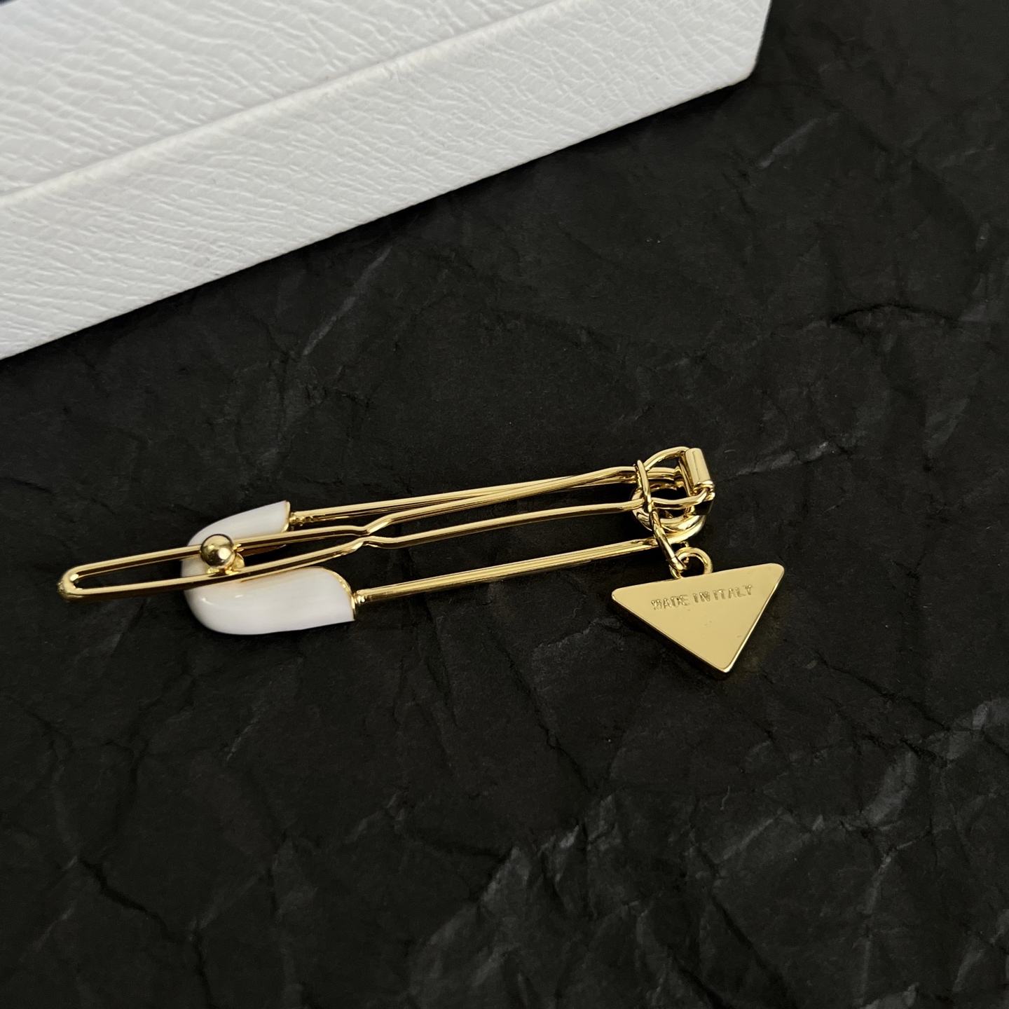 】PRADA 普拉达 发夹 爆款新品 精致耐看 华丽登场，整体细节非常令人惊喜，典雅而时尚，突显法式高雅