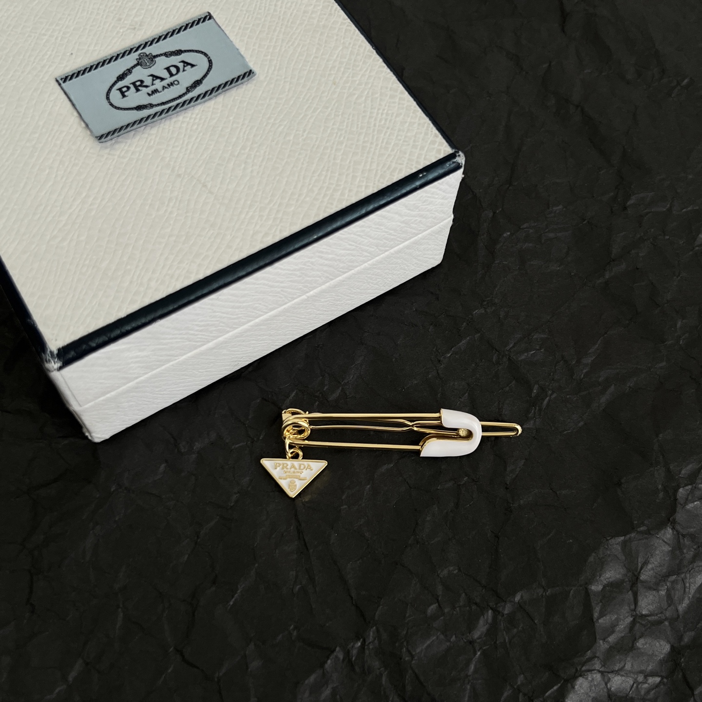 】PRADA 普拉达 发夹 爆款新品 精致耐看 华丽登场，整体细节非常令人惊喜，典雅而时尚，突显法式高雅