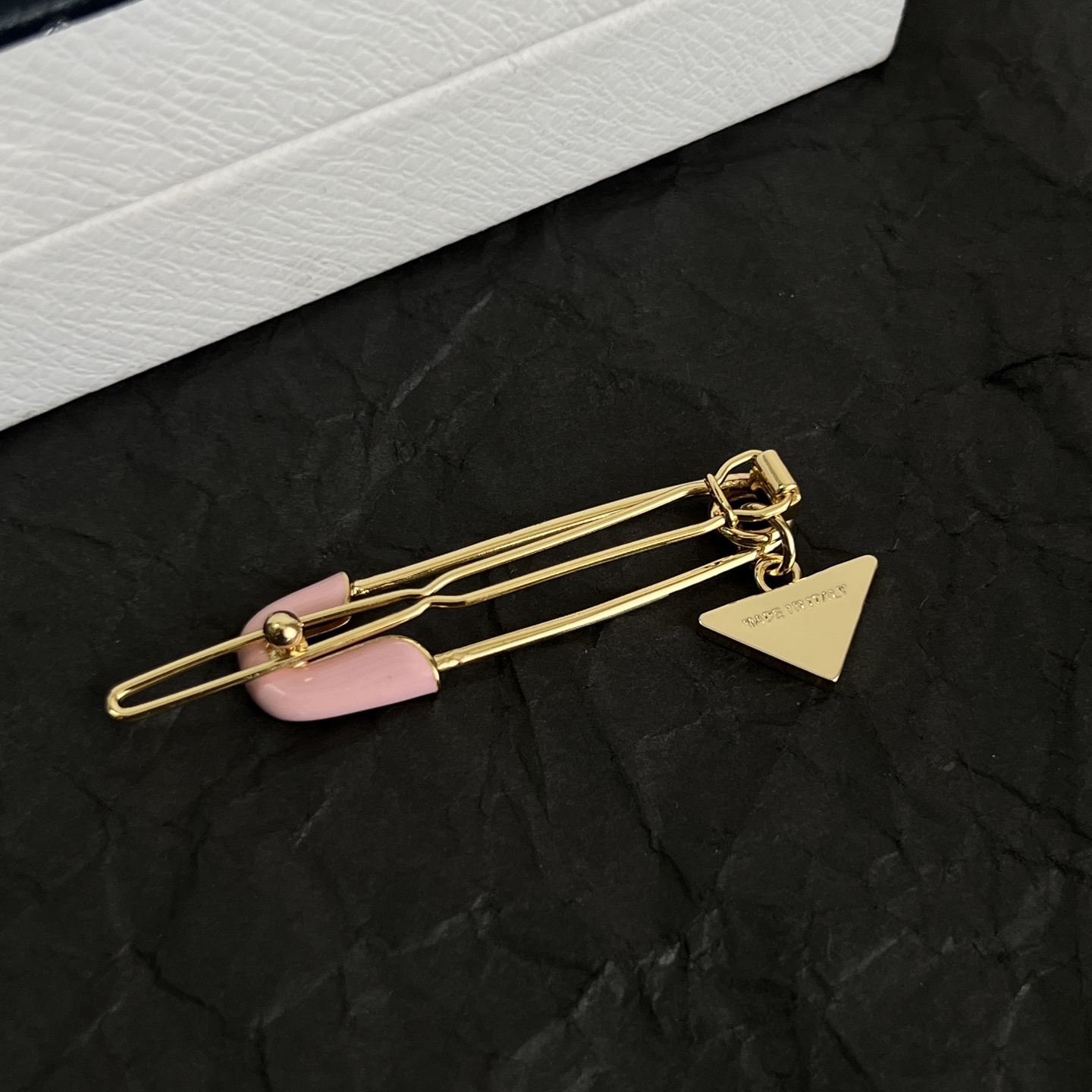 】PRADA 普拉达 发夹 爆款新品 精致耐看 华丽登场，整体细节非常令人惊喜，典雅而时尚，突显法式高雅