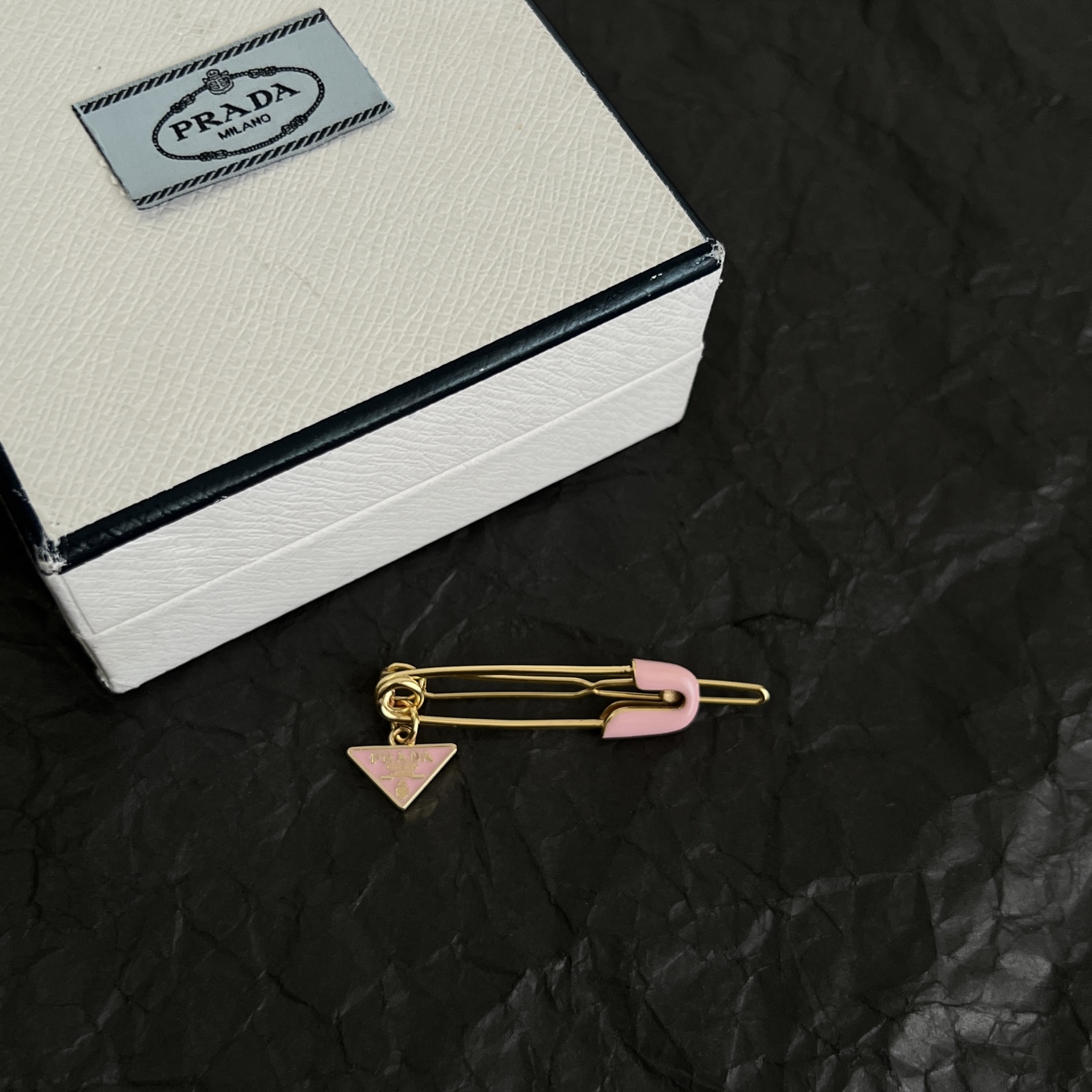 】PRADA 普拉达 发夹 爆款新品 精致耐看 华丽登场，整体细节非常令人惊喜，典雅而时尚，突显法式高雅