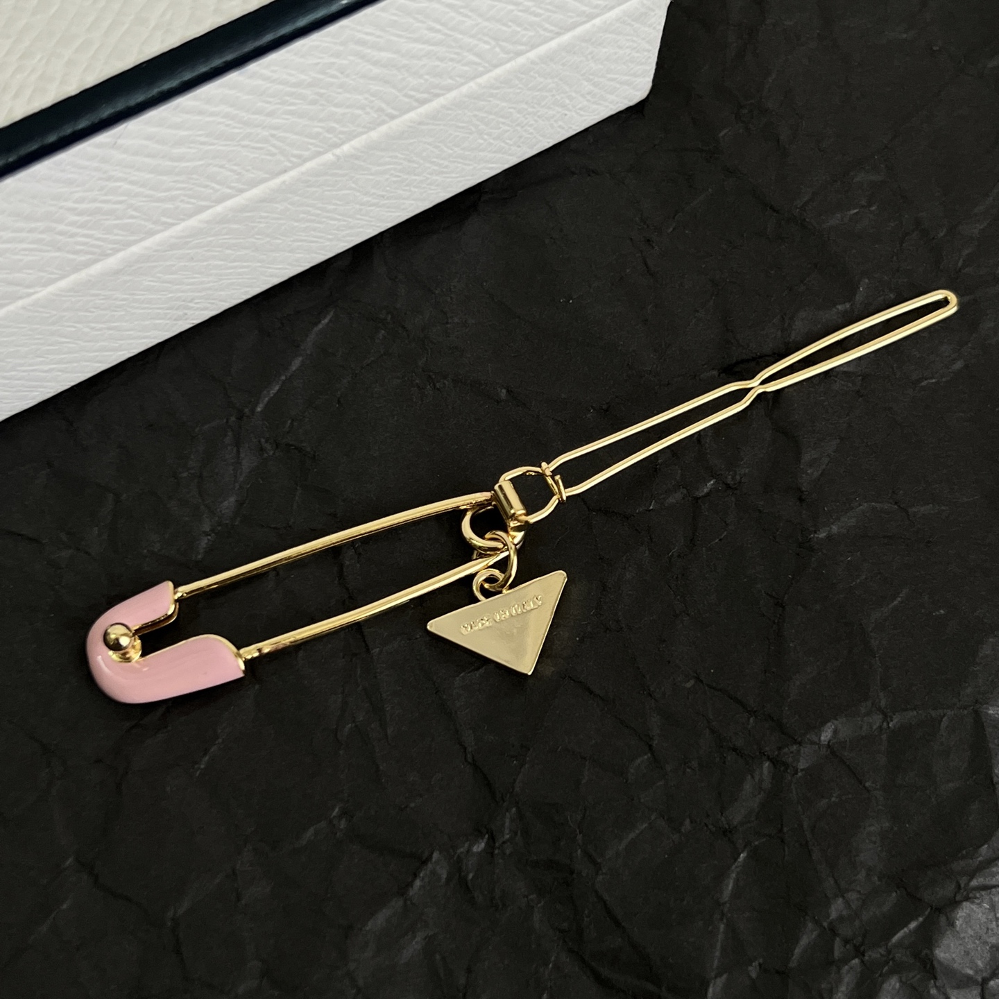 】PRADA 普拉达 发夹 爆款新品 精致耐看 华丽登场，整体细节非常令人惊喜，典雅而时尚，突显法式高雅