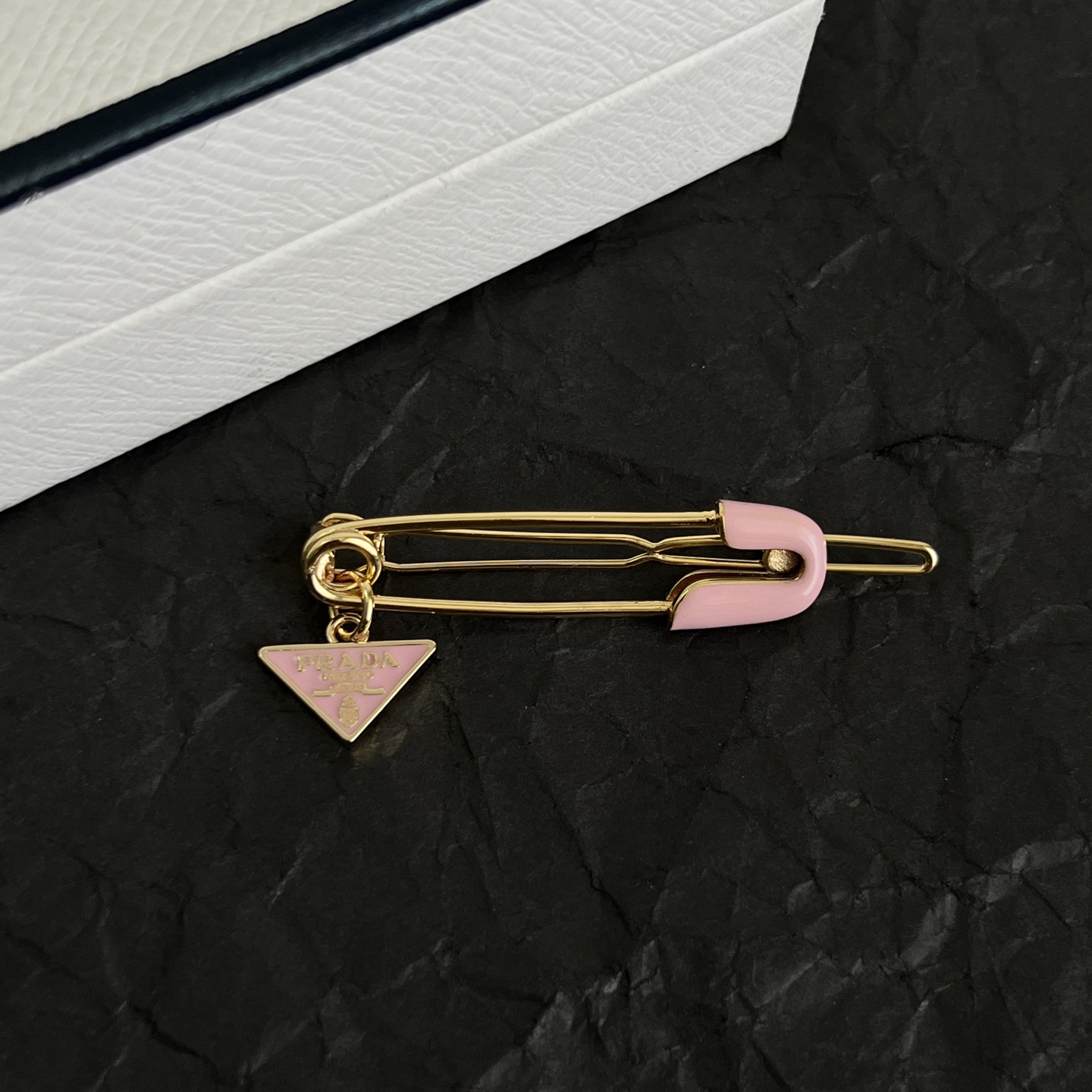 】PRADA 普拉达 发夹 爆款新品 精致耐看 华丽登场，整体细节非常令人惊喜，典雅而时尚，突显法式高雅
